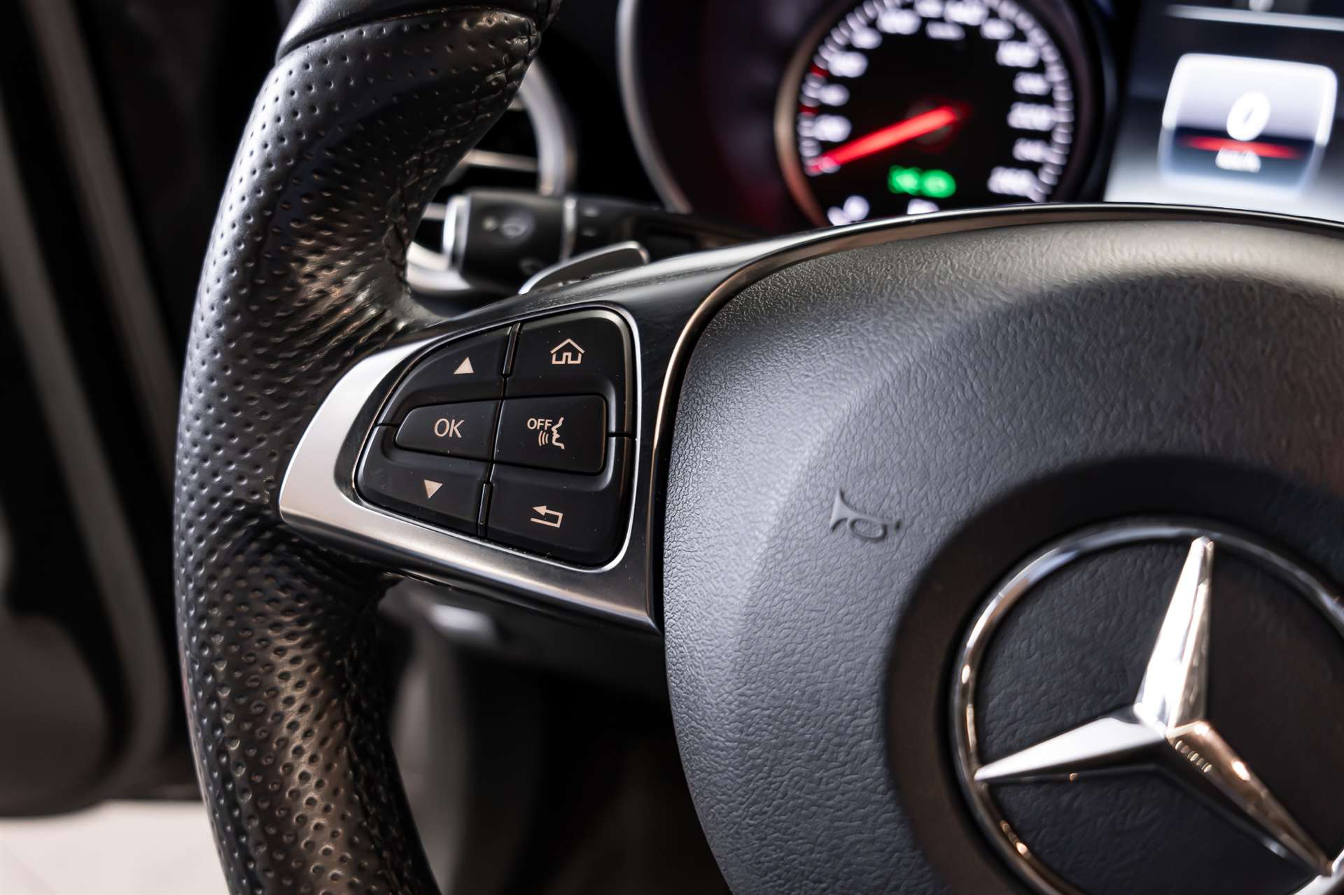 MERCEDES-BENZ GLC 350 d AMG Line 4Matic 9G-Tronic-image-7