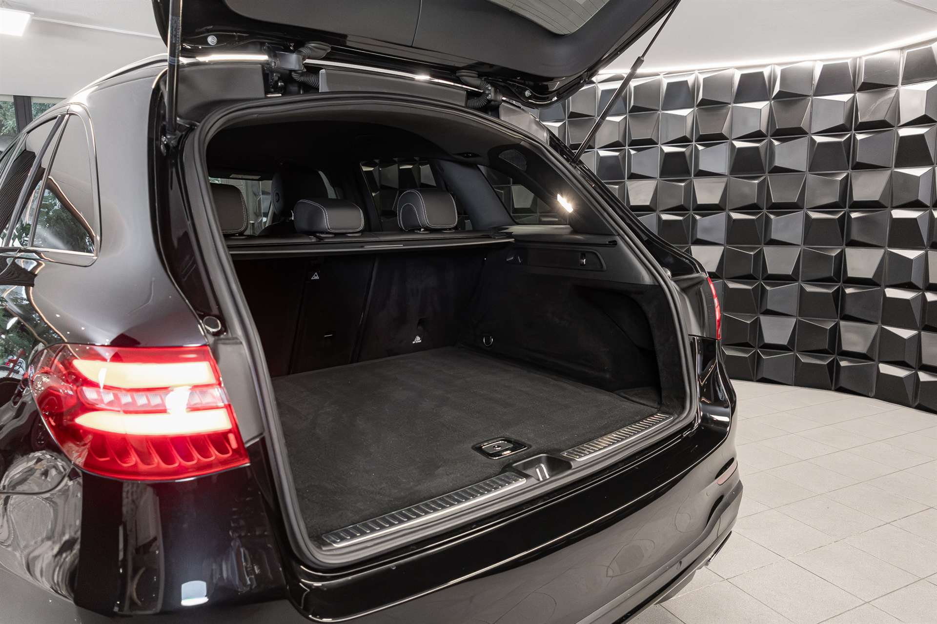 MERCEDES-BENZ GLC 350 d AMG Line 4Matic 9G-Tronic-image-25