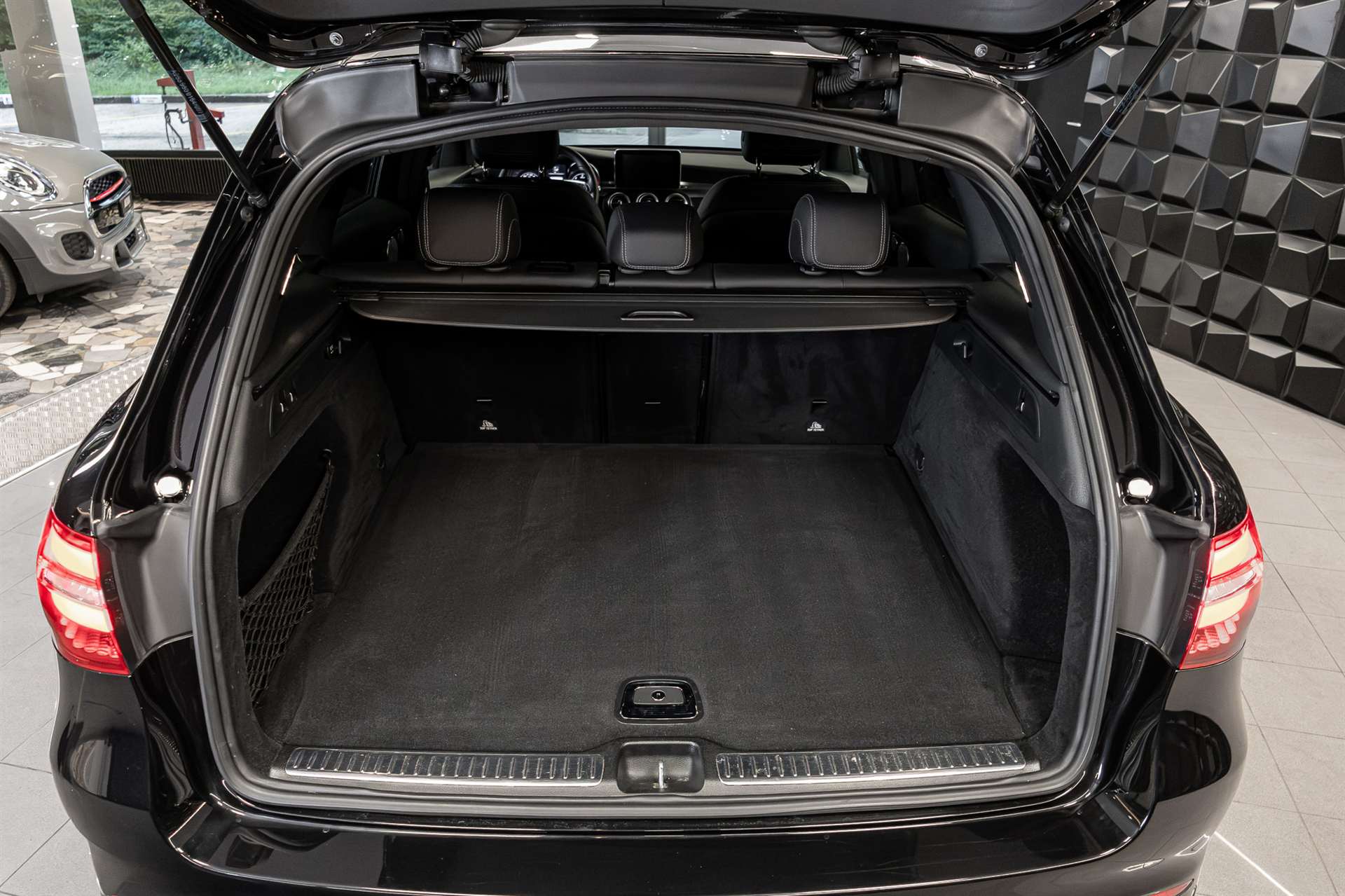 MERCEDES-BENZ GLC 350 d AMG Line 4Matic 9G-Tronic-image-24