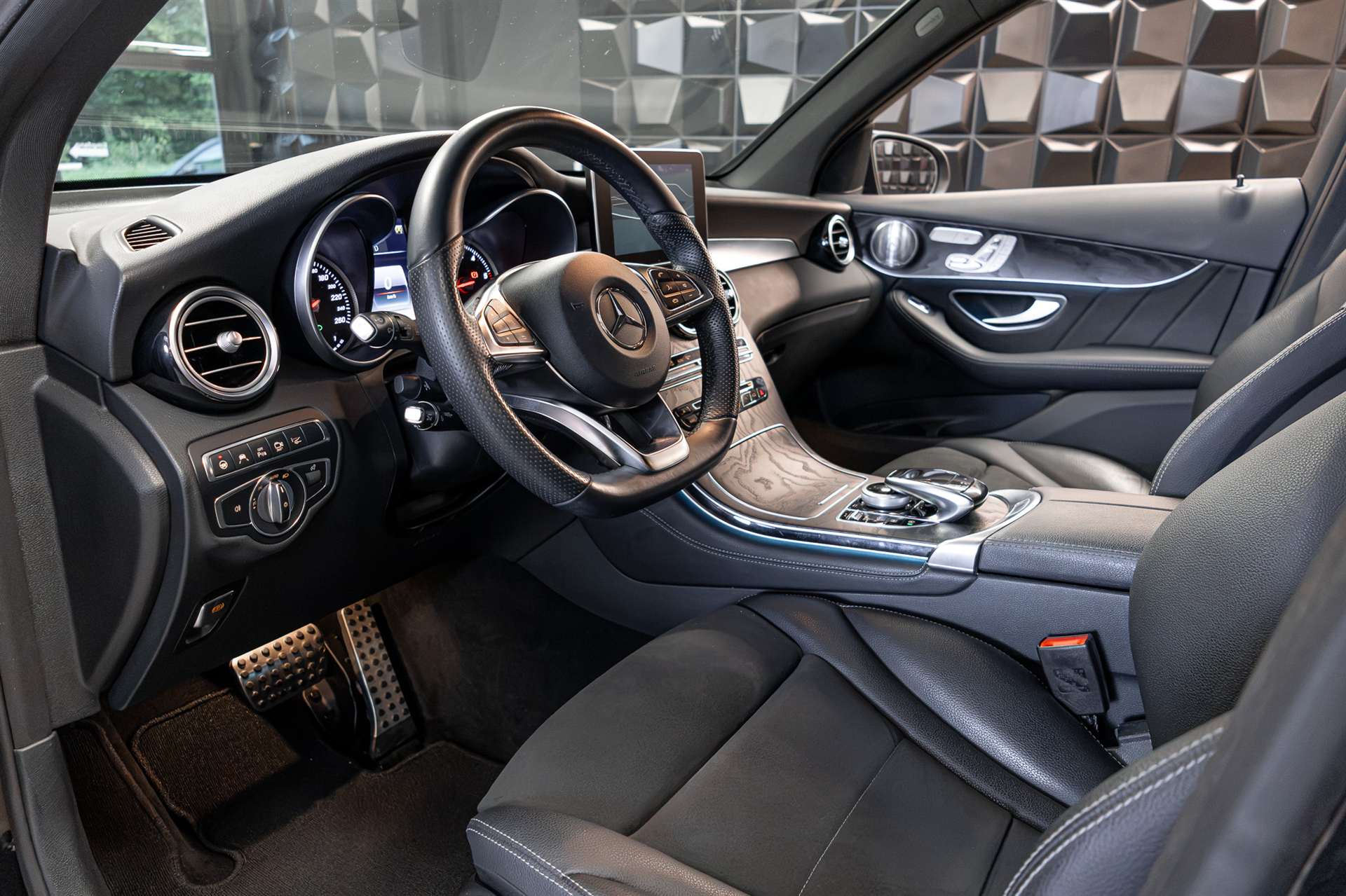 MERCEDES-BENZ GLC 350 d AMG Line 4Matic 9G-Tronic-image-12