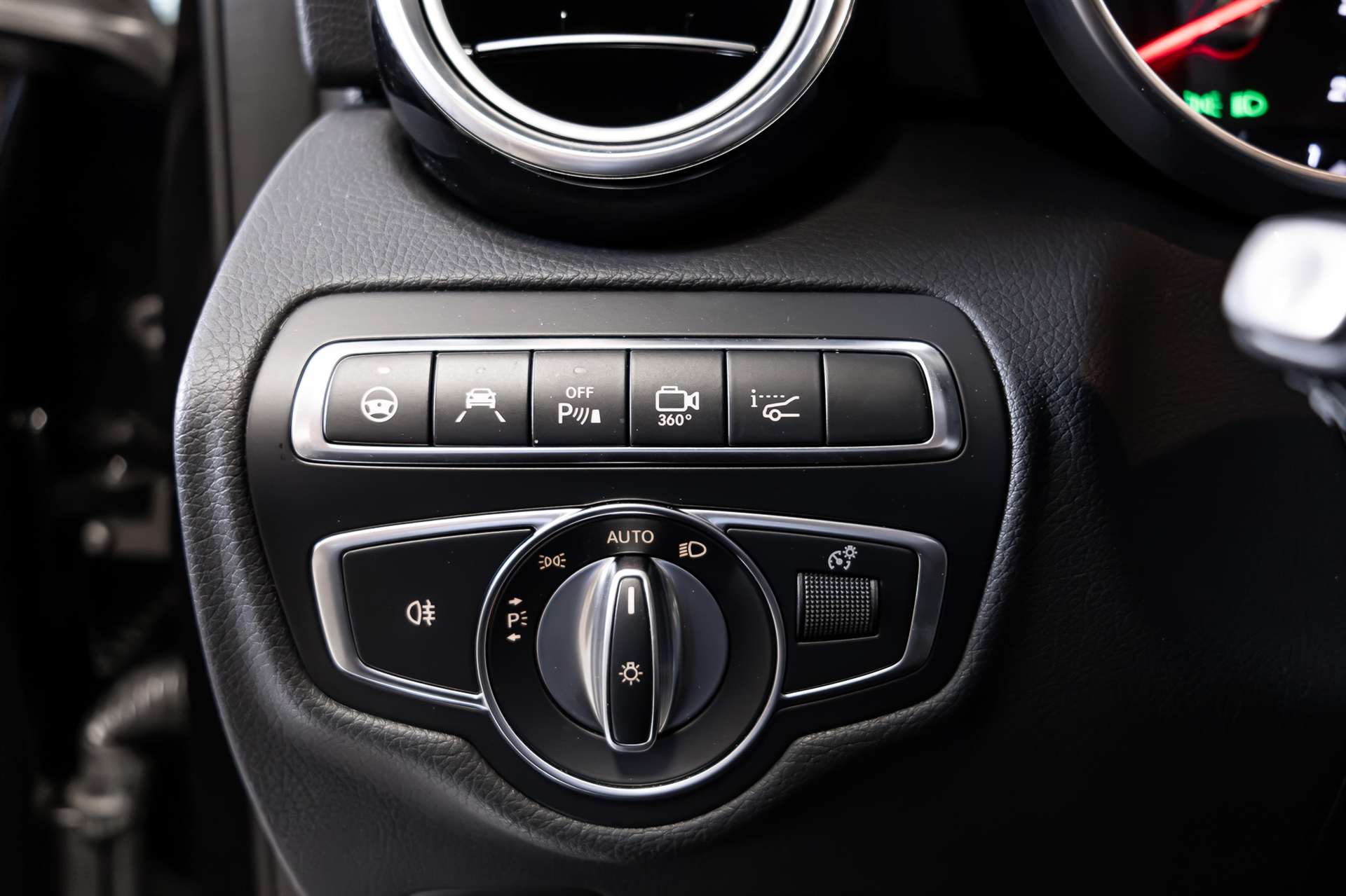 MERCEDES-BENZ GLC 350 d AMG Line 4Matic 9G-Tronic-image-19