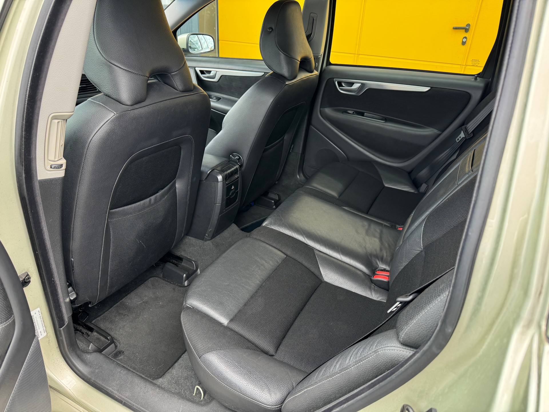 VOLVO V70 2.4 Bi-Fuel Momentum-image-11