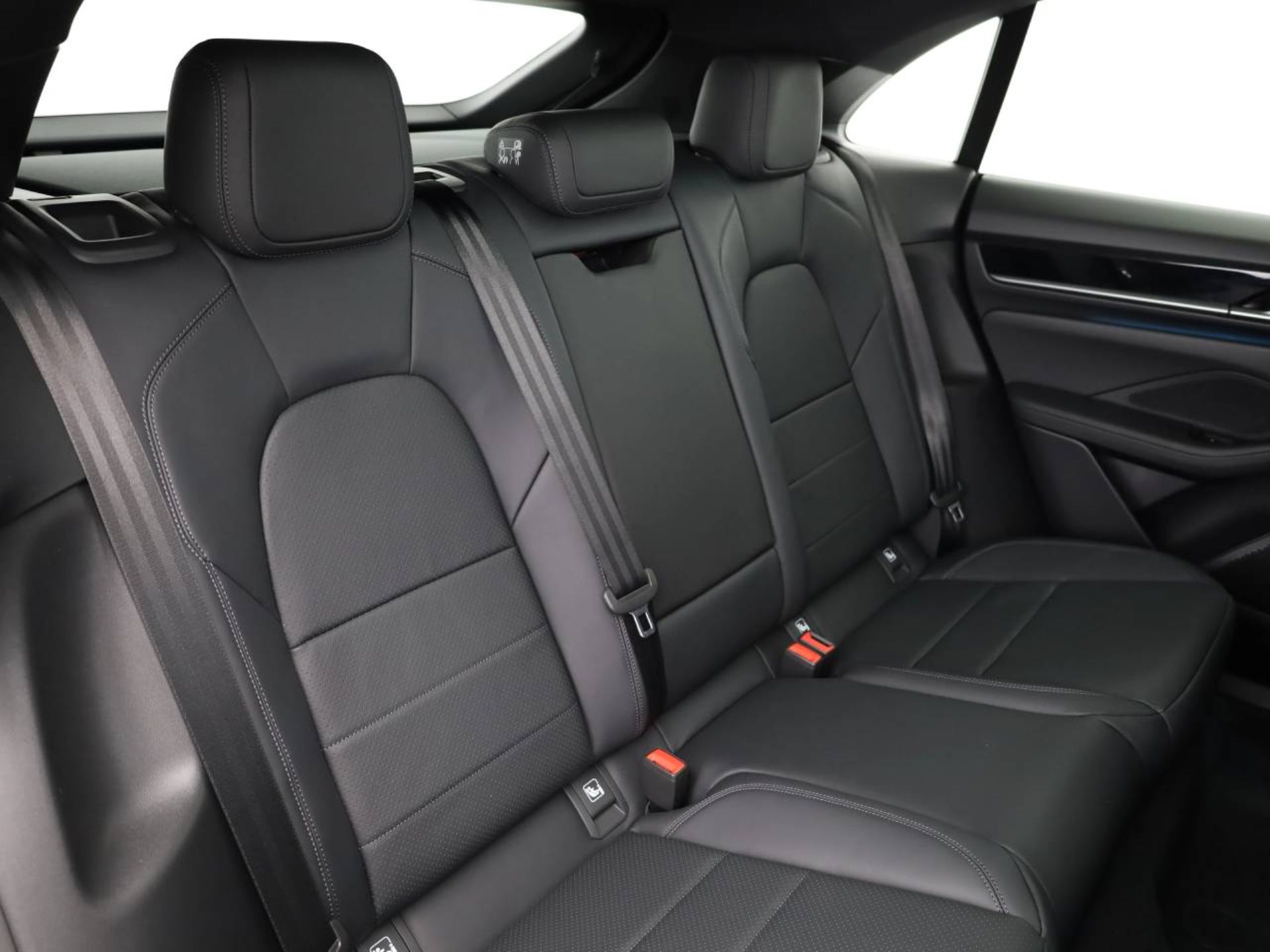 PORSCHE Macan 4-image-19