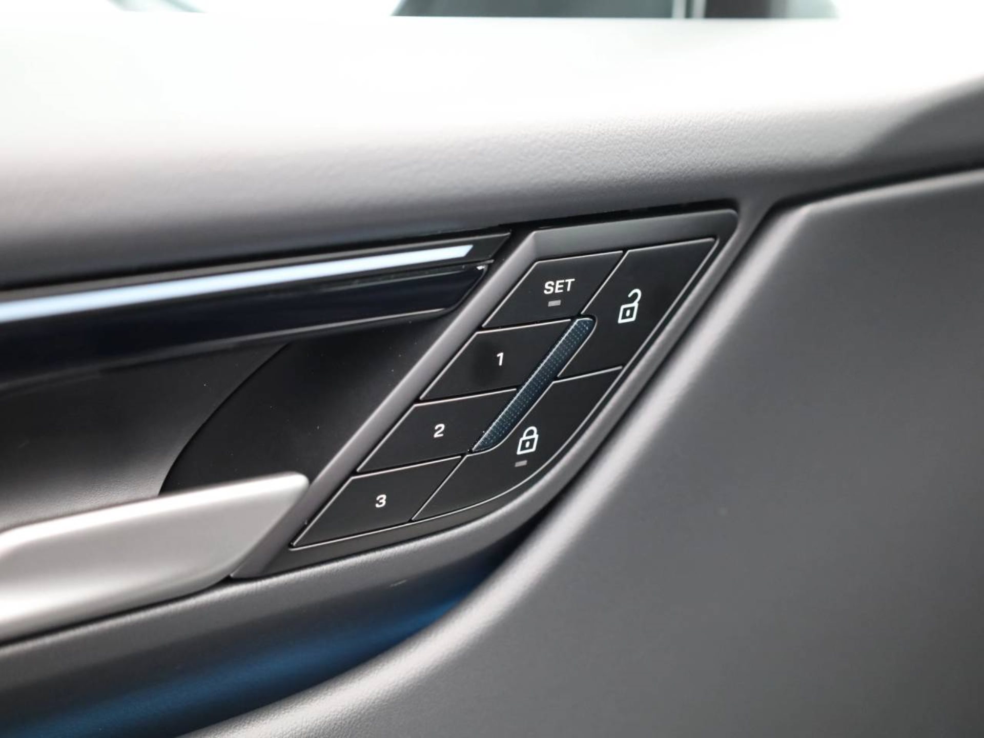 PORSCHE Macan 4-image-16