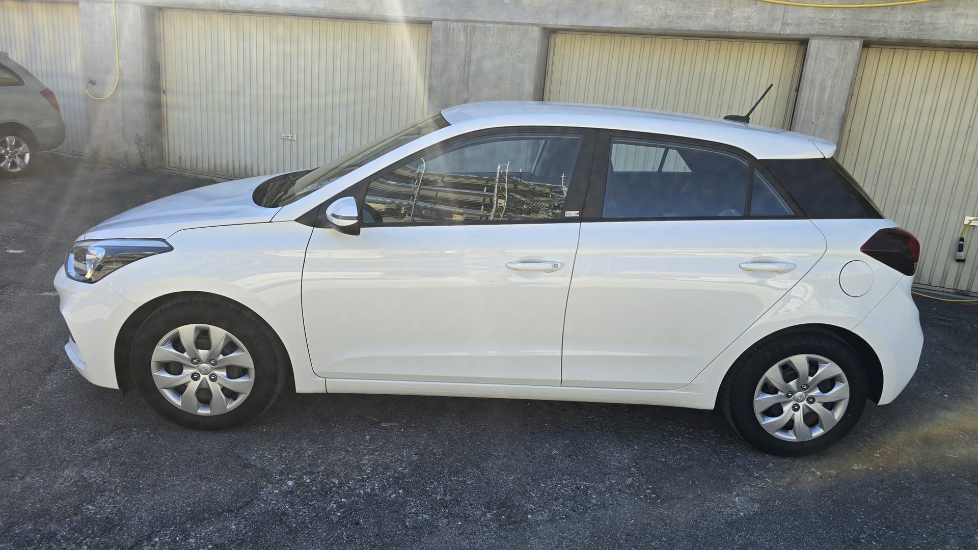 HYUNDAI i20 Active 1.0 T-GDi Amplia DCT DAB / PDC-image-2