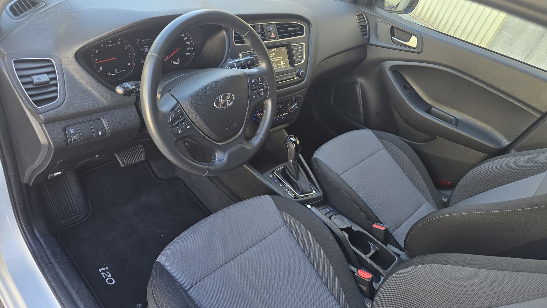 HYUNDAI i20 Active 1.0 T-GDi Amplia DCT DAB / PDC-image-6