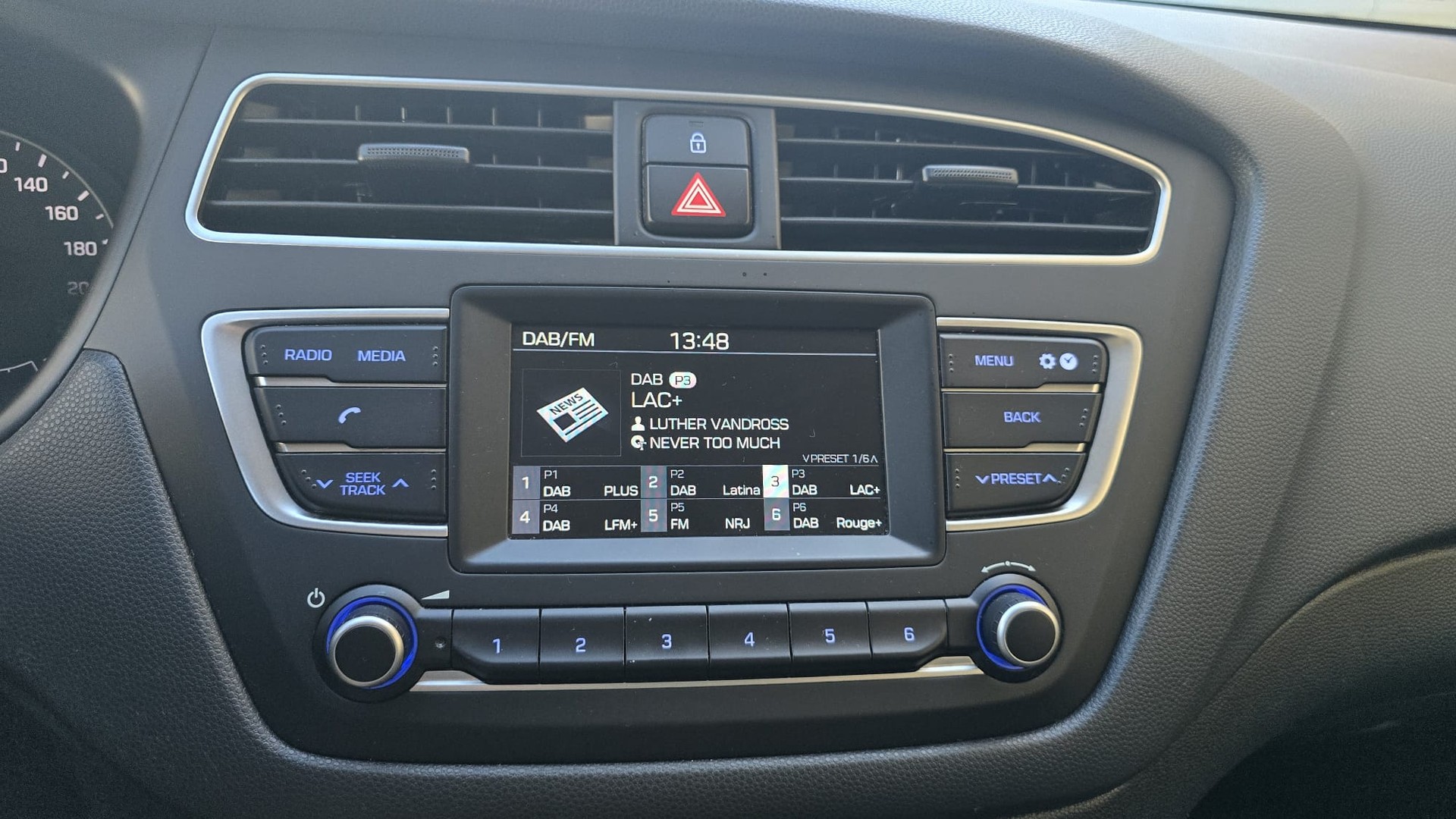 HYUNDAI i20 Active 1.0 T-GDi Amplia DCT DAB / PDC-image-10