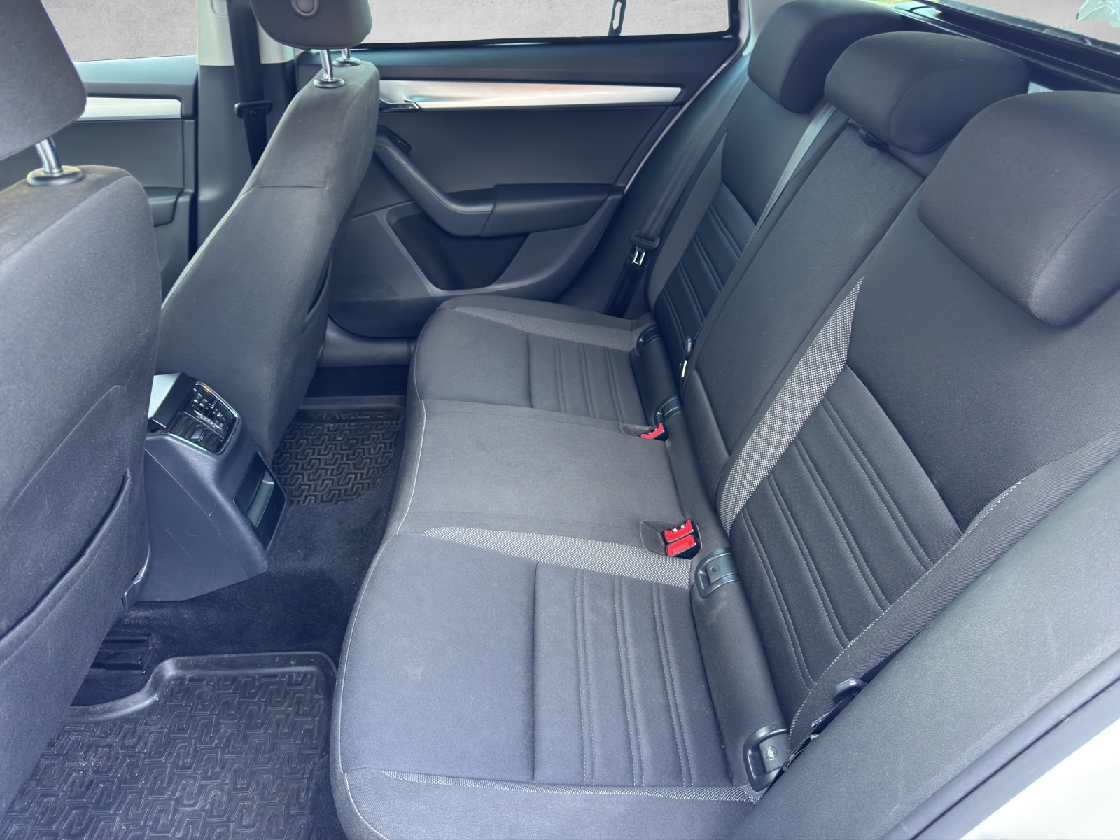 SKODA Octavia Combi 1.6 TDI Ambition DSG-image-11
