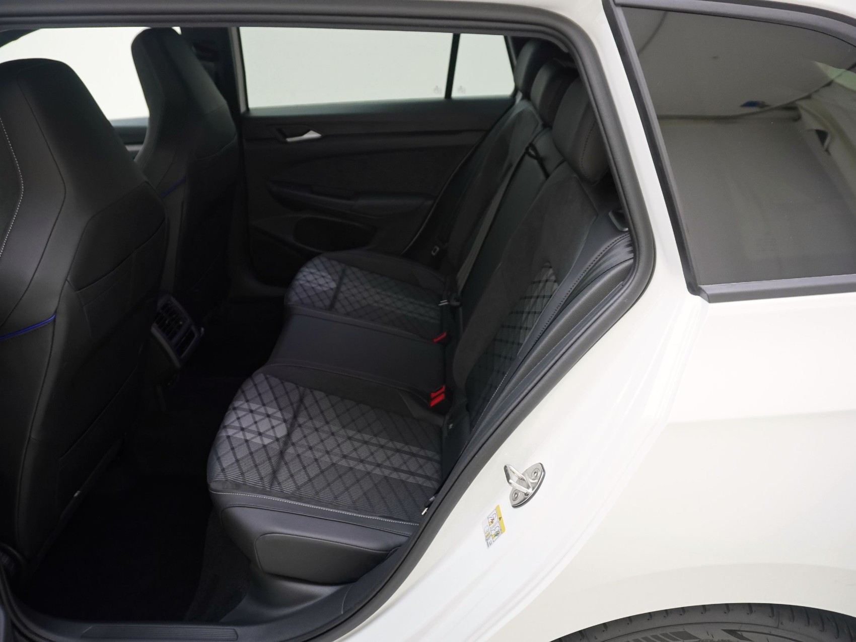 VW Golf VIII Variant 1.5 eTSI R-Line DSG-image-13