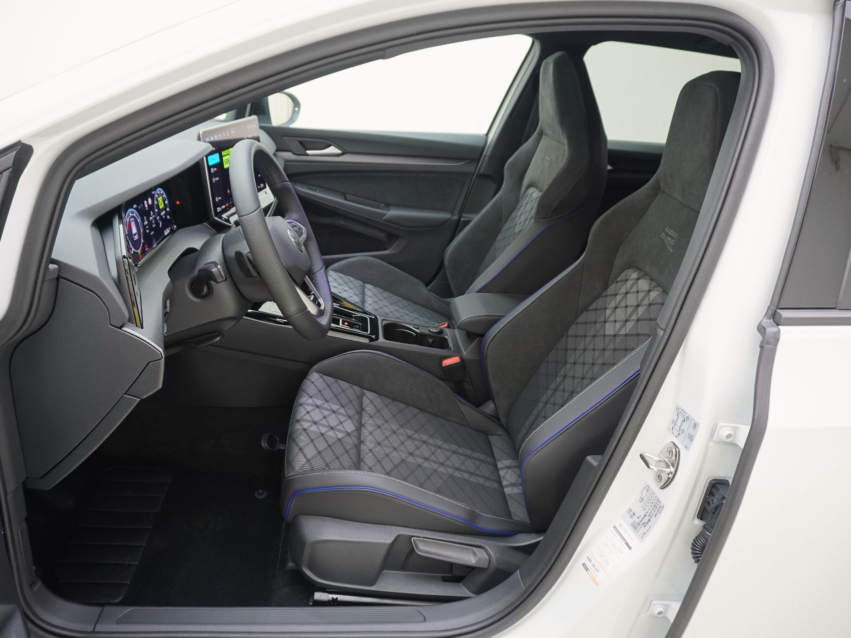 VW Golf VIII Variant 1.5 eTSI R-Line DSG-image-11