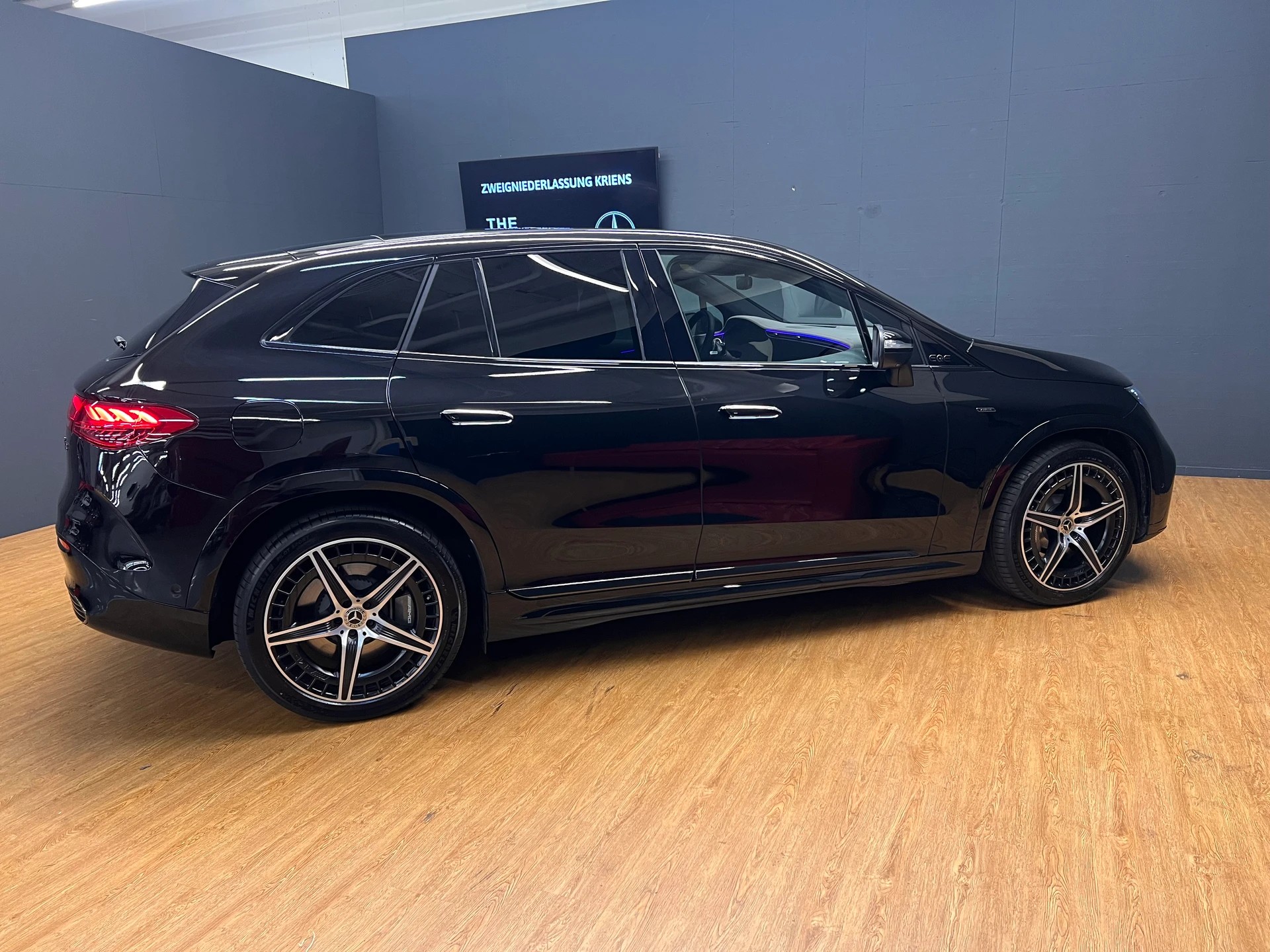 MERCEDES-BENZ EQE SUV AMG 43 4M - AMG / DISTRONIC-image-5