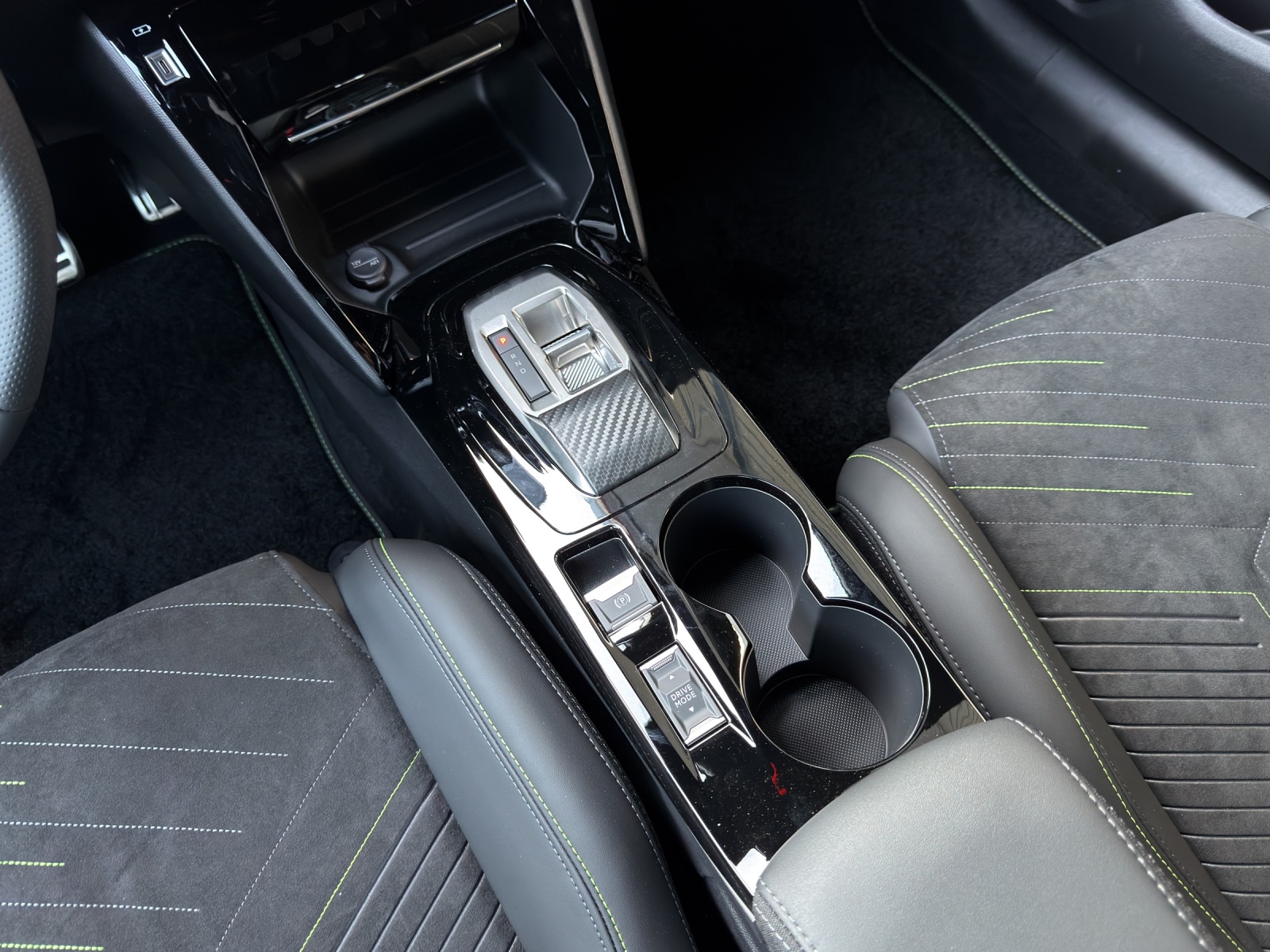 PEUGEOT 208 1.2 Hybrid 145 GT Exclusive-image-10