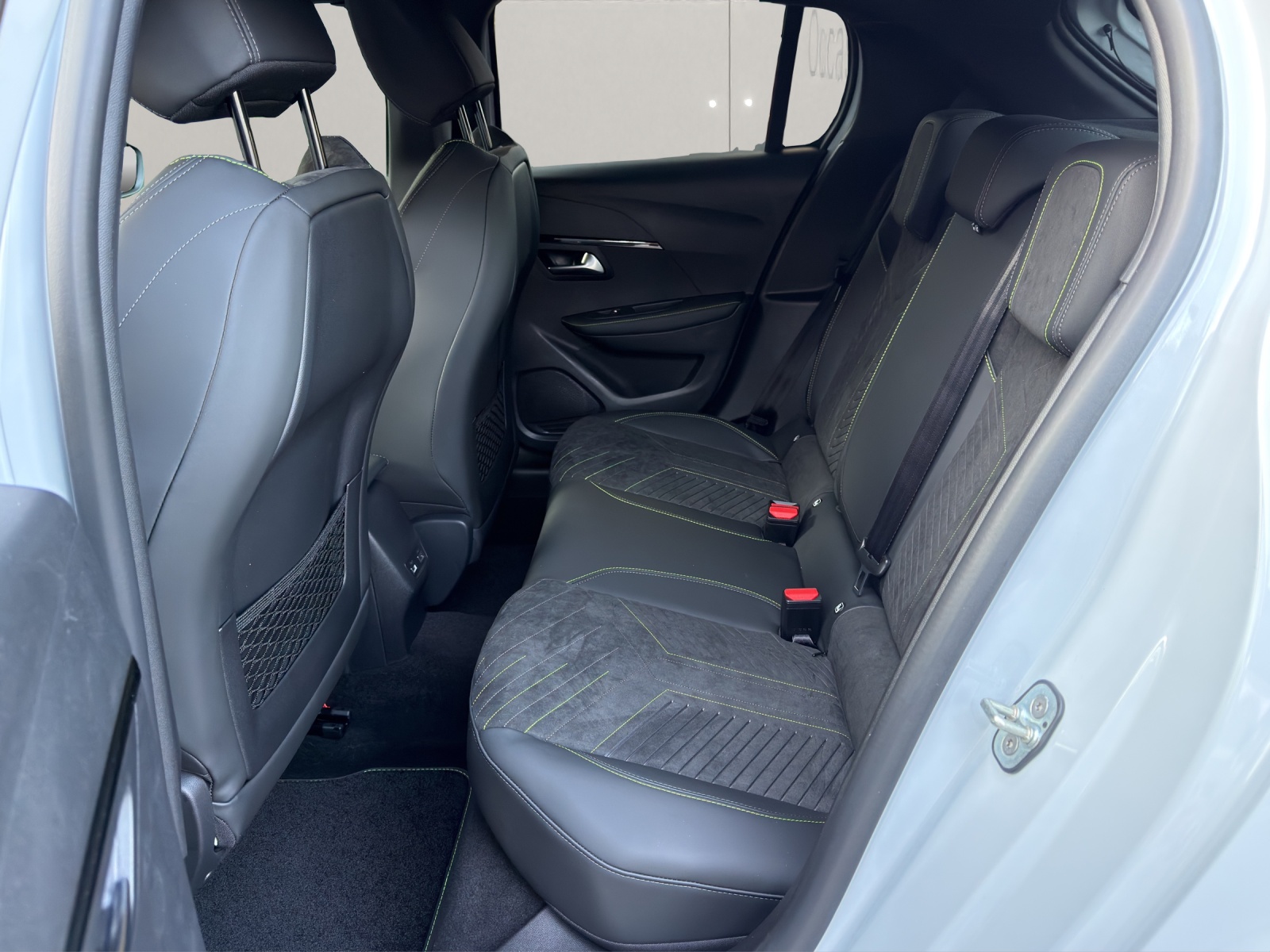 PEUGEOT 208 1.2 Hybrid 145 GT Exclusive-image-5