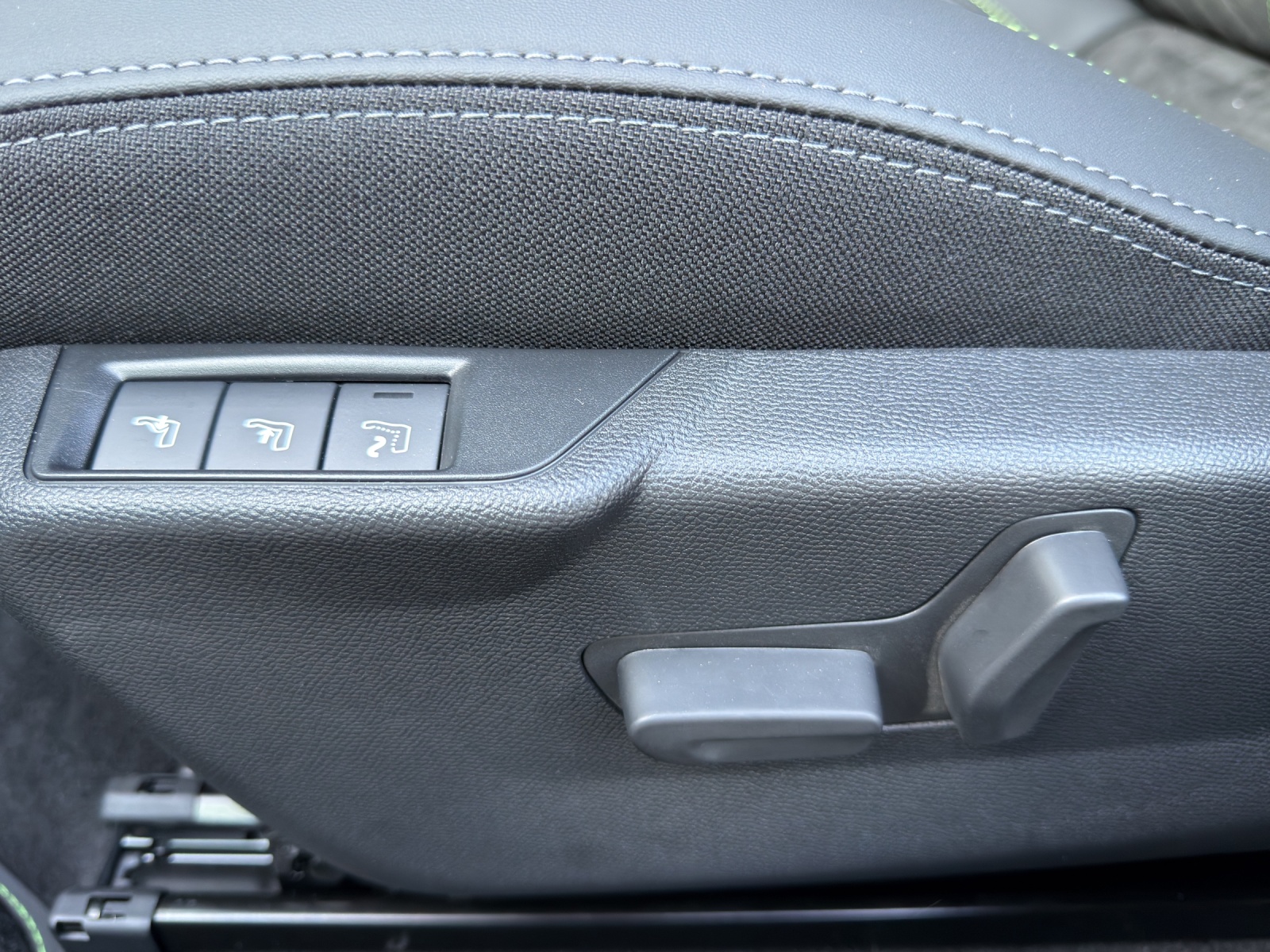PEUGEOT 208 1.2 Hybrid 145 GT Exclusive-image-13