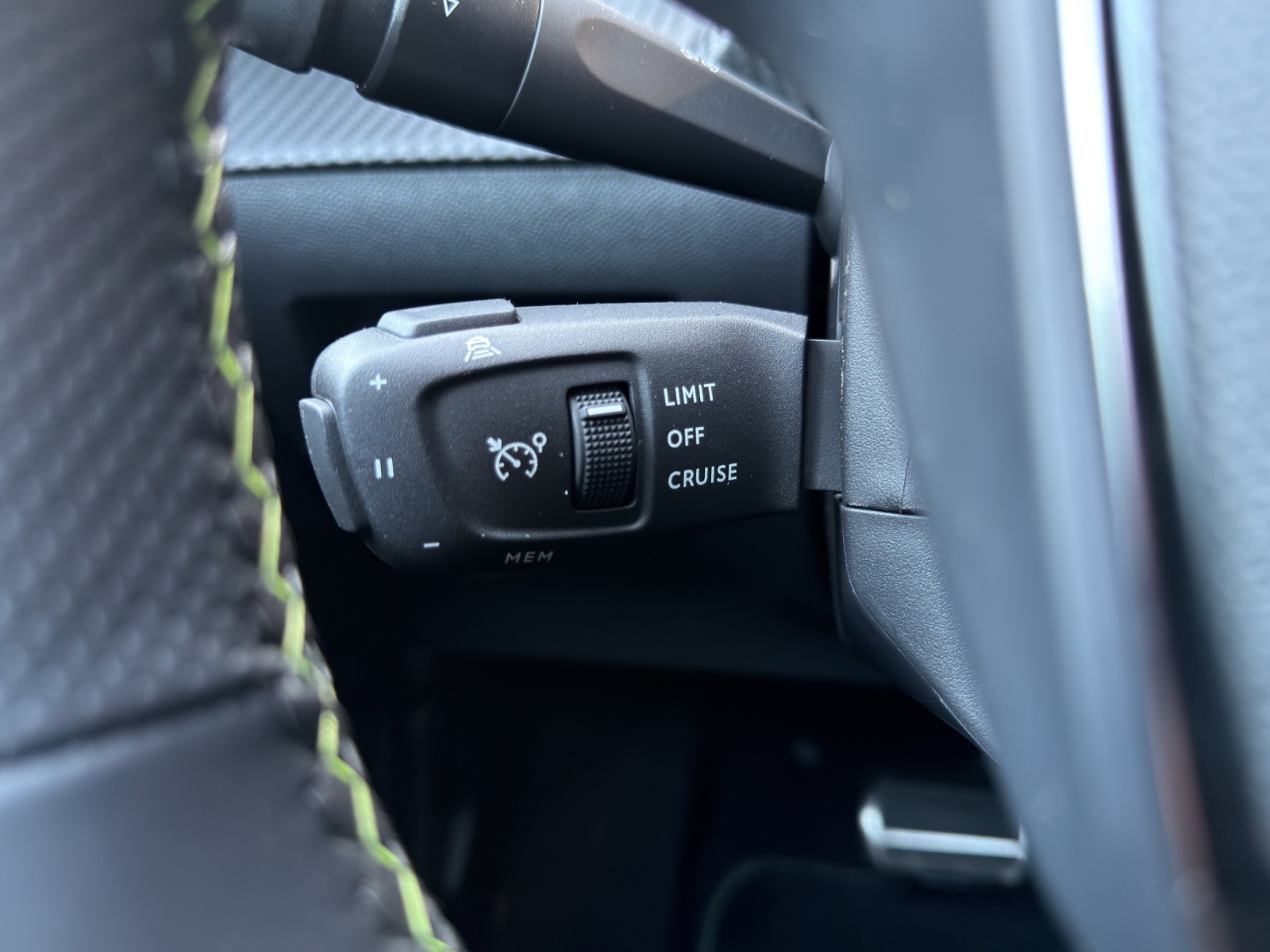 PEUGEOT 208 1.2 Hybrid 145 GT Exclusive-image-12