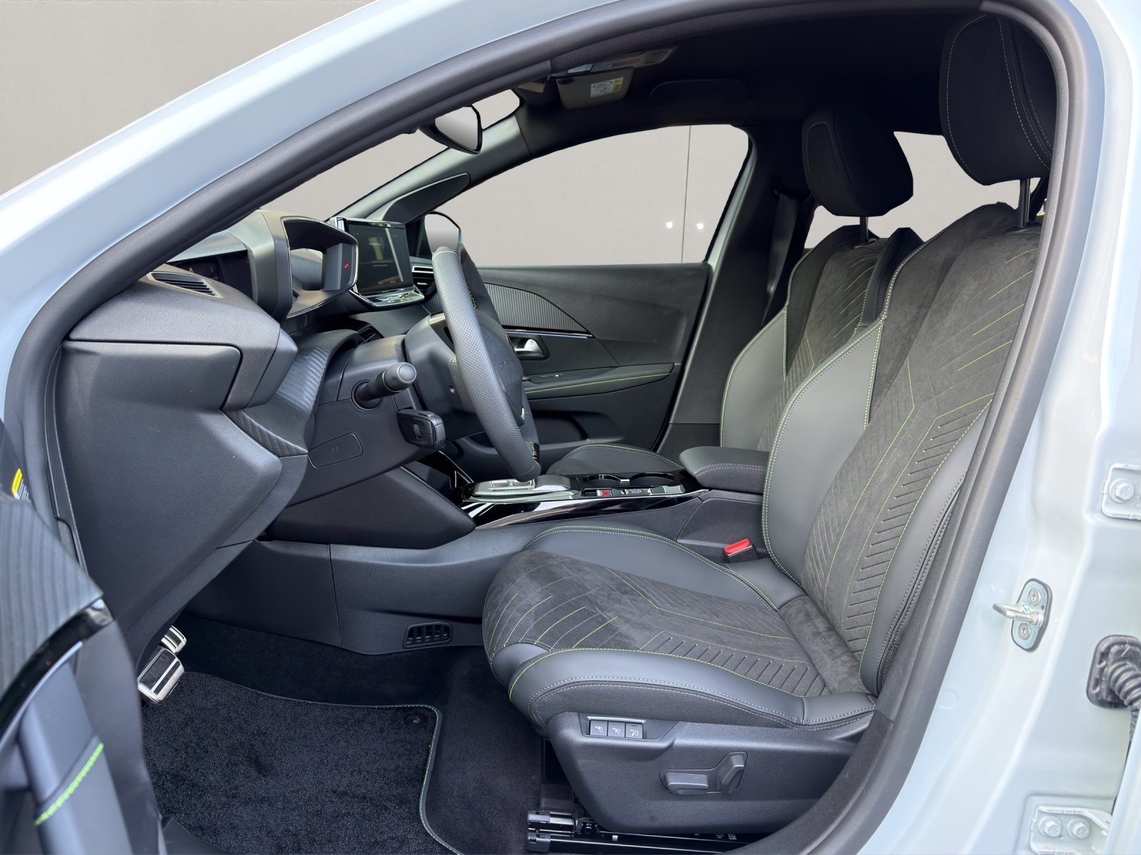 PEUGEOT 208 1.2 Hybrid 145 GT Exclusive-image-3