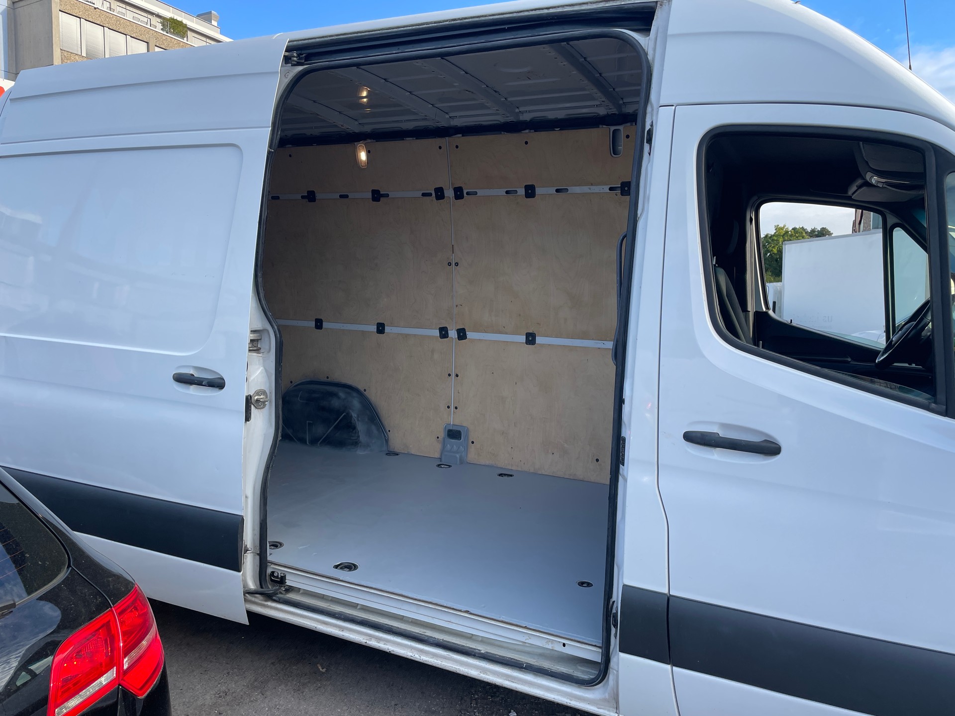 MERCEDES-BENZ Sprinter 314 CDI Standard 9G-TRONIC FWD-image-9