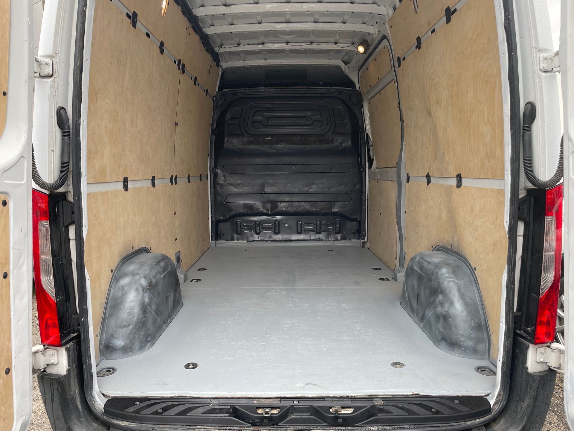 MERCEDES-BENZ Sprinter 314 CDI Standard 9G-TRONIC FWD-image-13