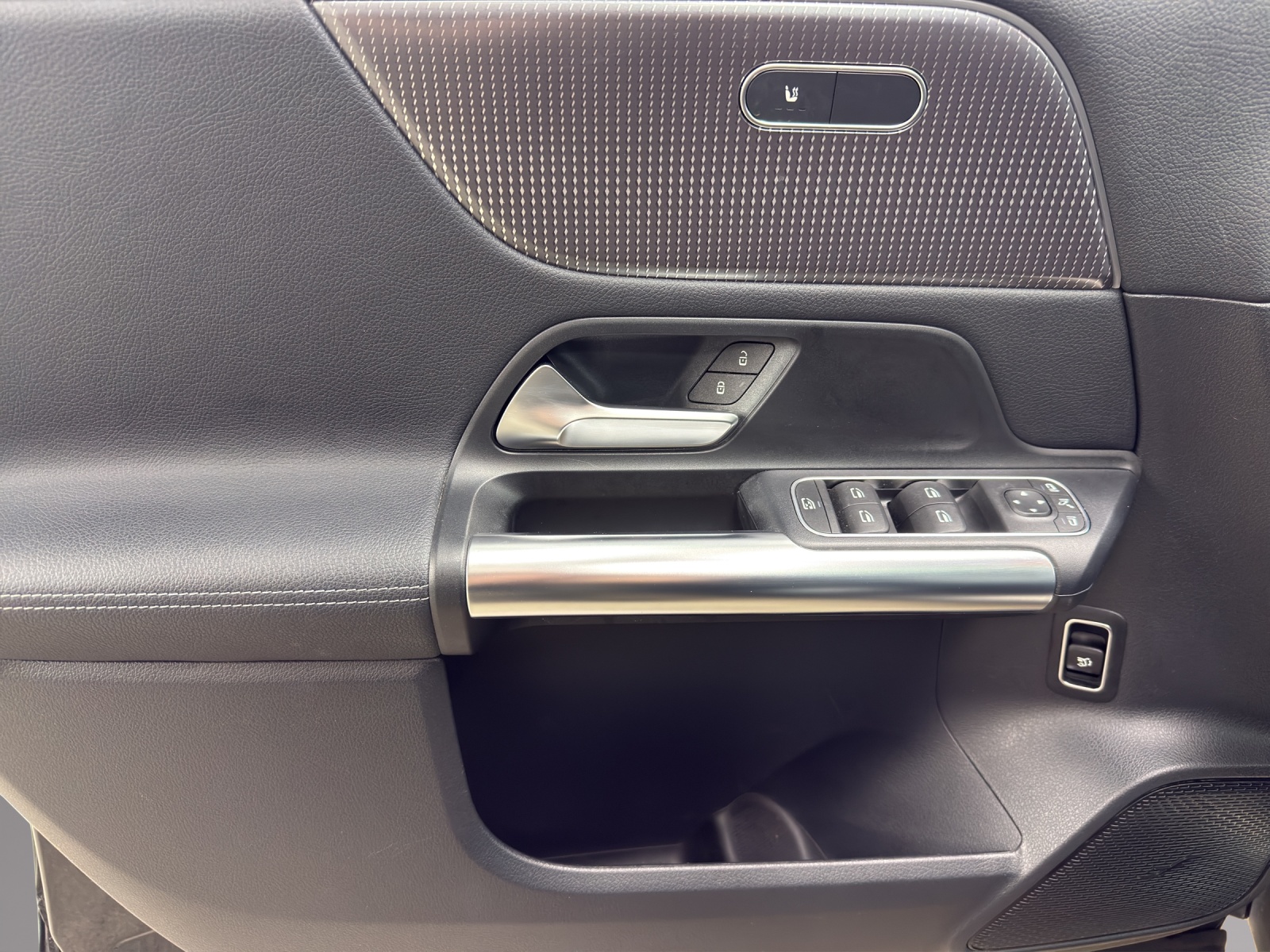 MERCEDES-BENZ EQA 300 4Matic-image-12