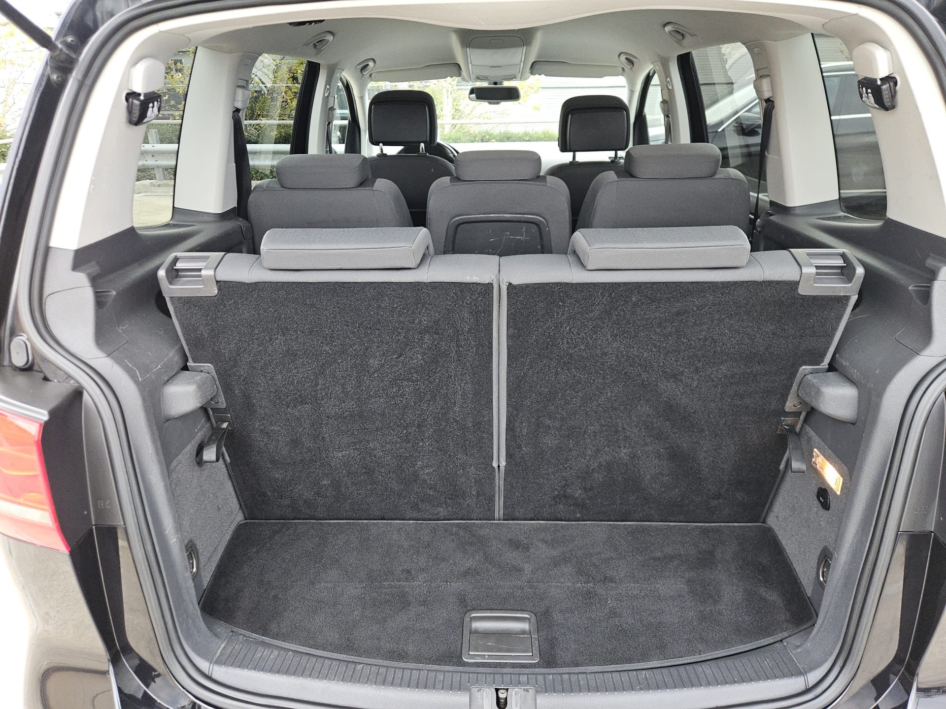 VW Touran 2.0 TDI Highline DSG-image-11