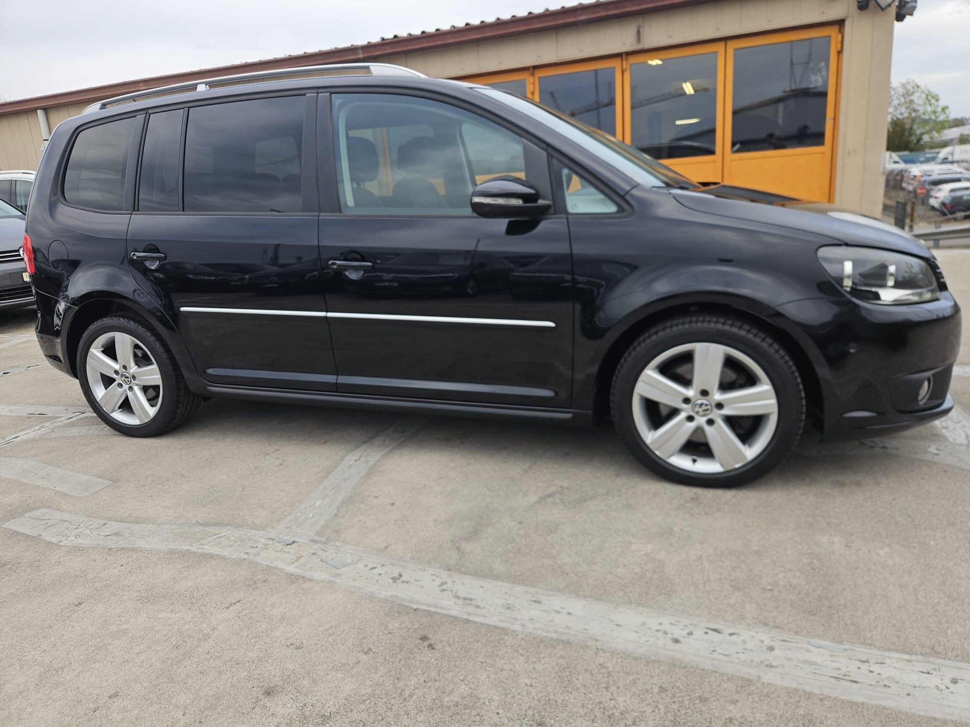 VW Touran 2.0 TDI Highline DSG-image-4