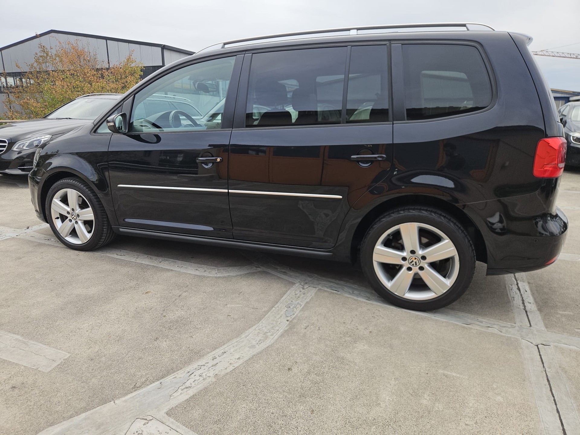 VW Touran 2.0 TDI Highline DSG-image-1