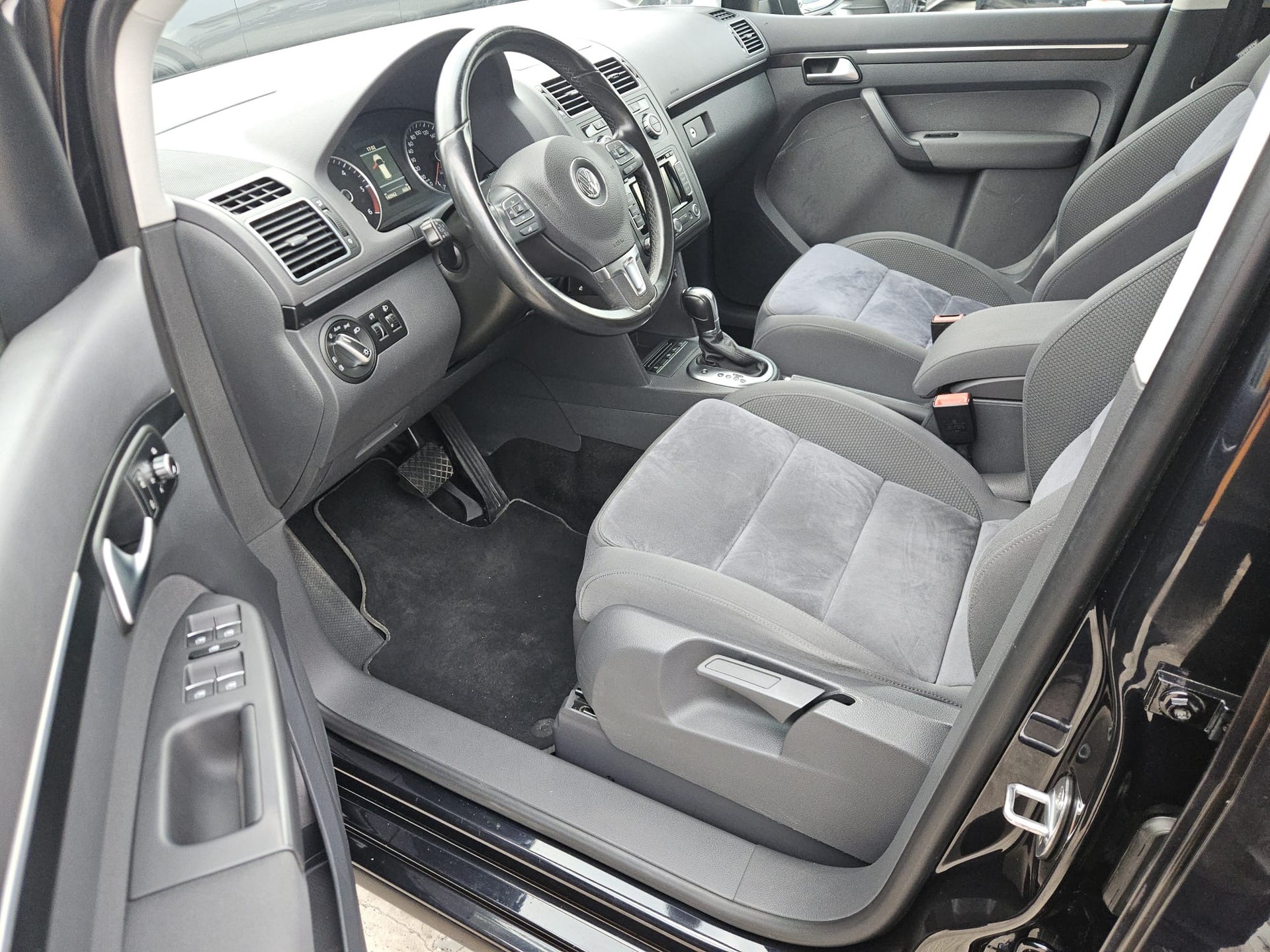 VW Touran 2.0 TDI Highline DSG-image-12