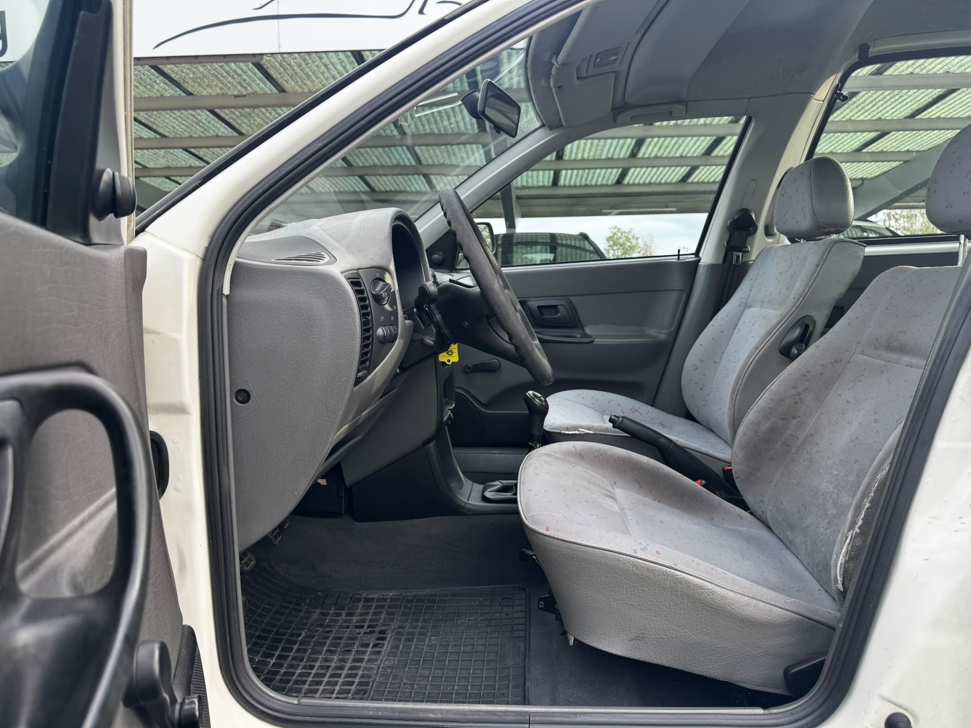 VW Caddy 1.4-image-9