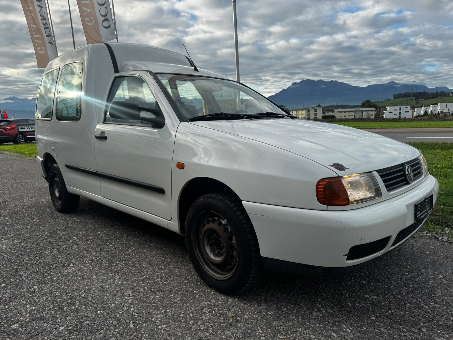 VW Caddy 1.4-image-2