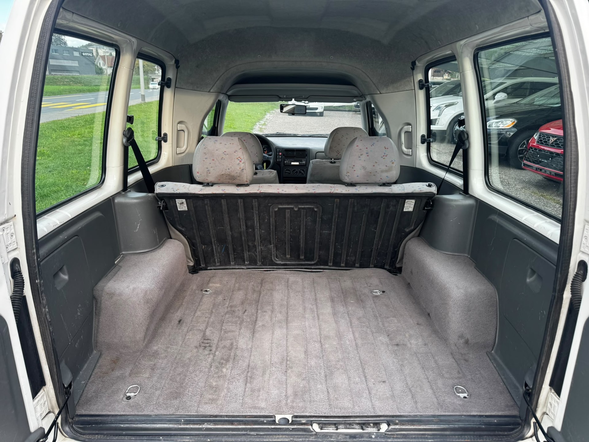 VW Caddy 1.4-image-12