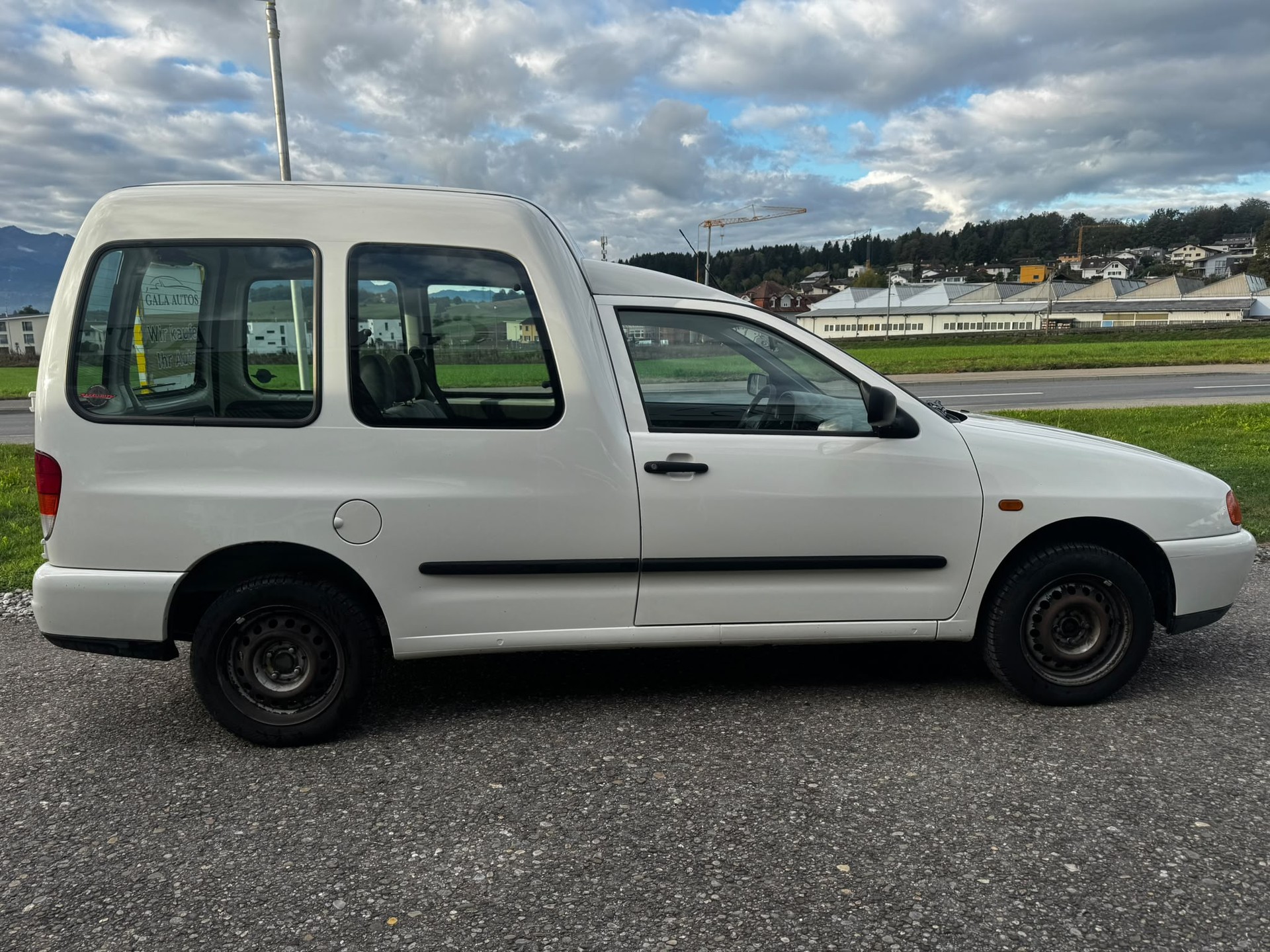 VW Caddy 1.4-image-3