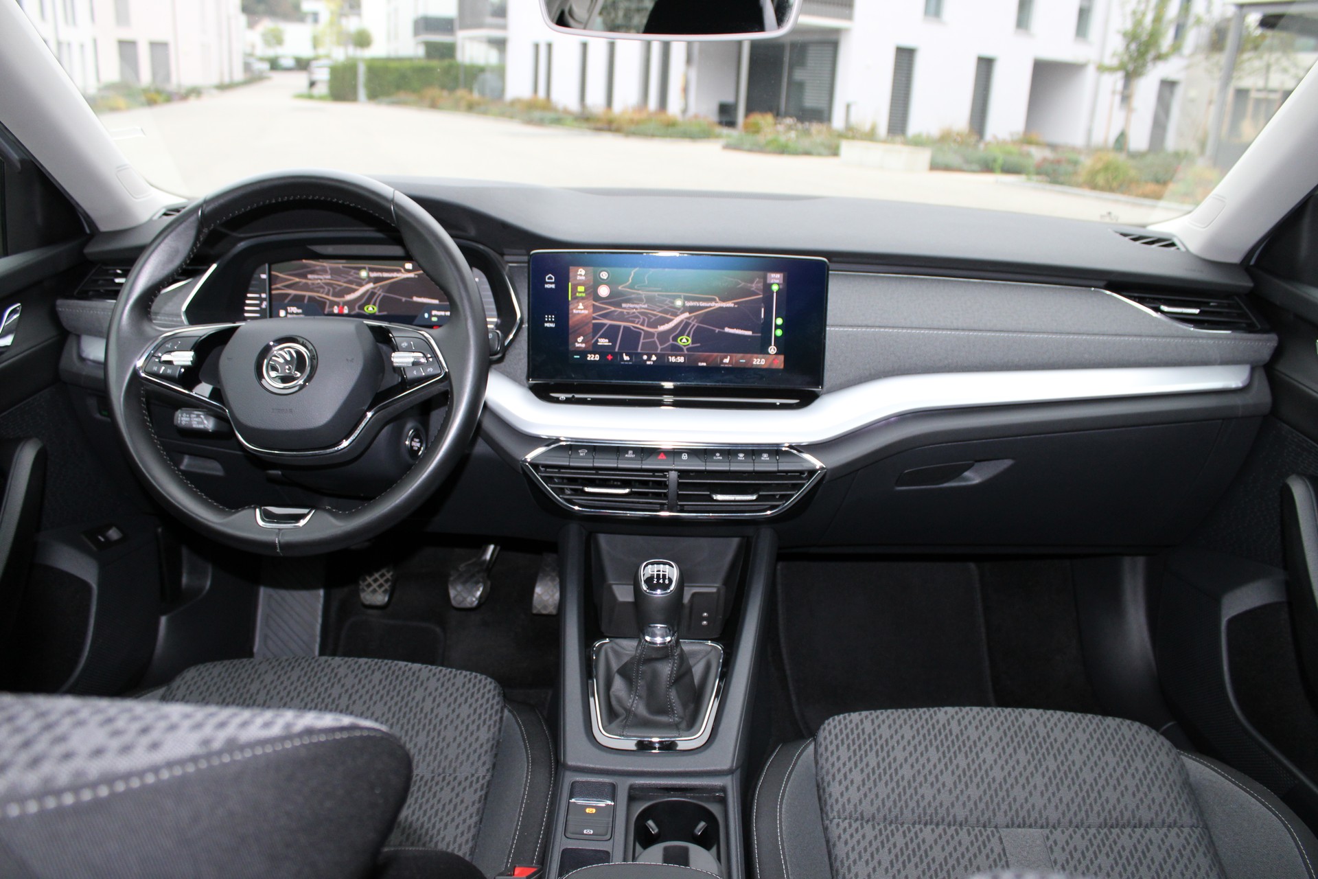 SKODA Octavia Combi 1.5 TSI ACT EVO Style-image-11