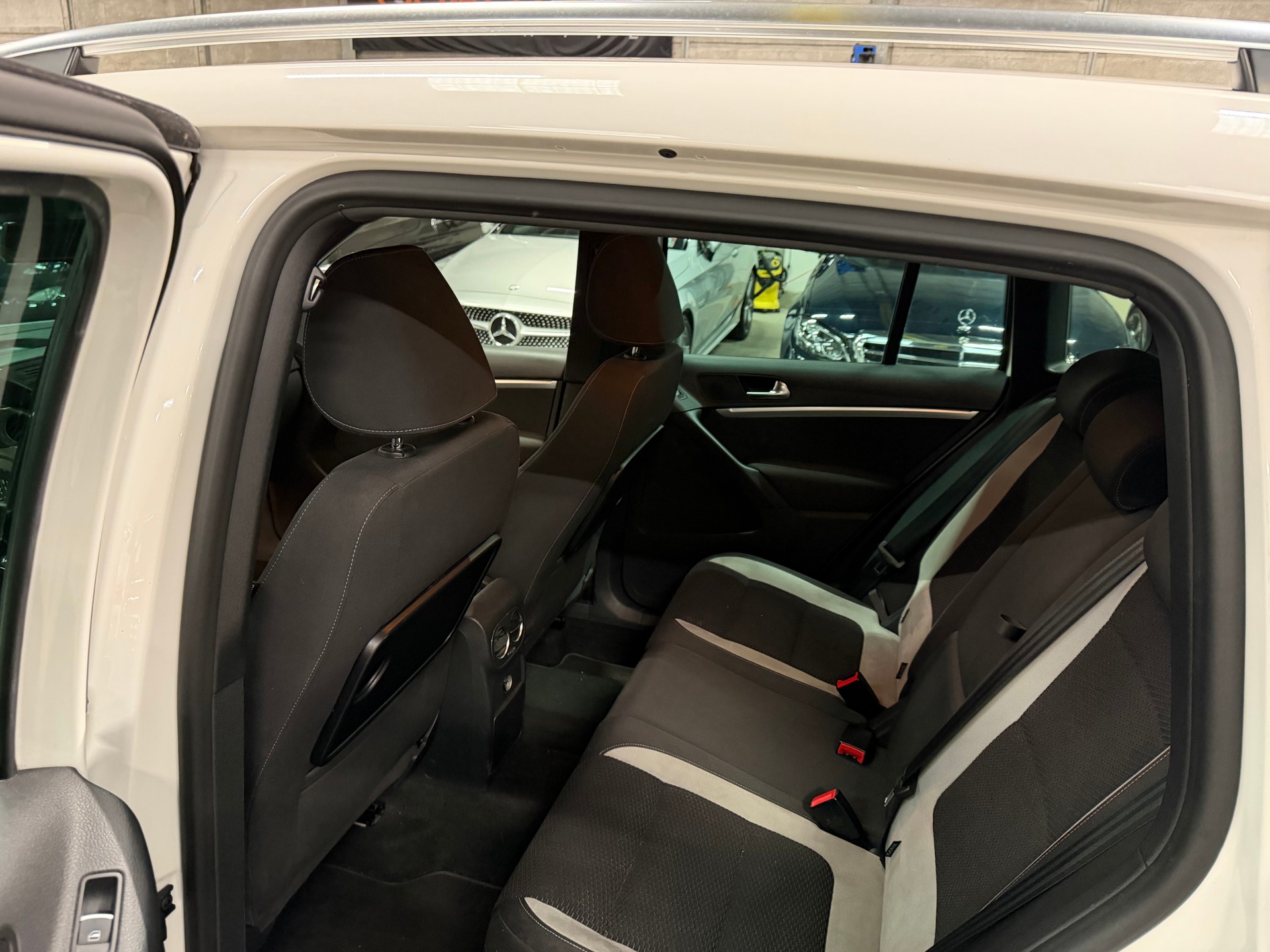 VW Tiguan 2.0 TDI BMT R-LINE 4Motion DSG-image-17