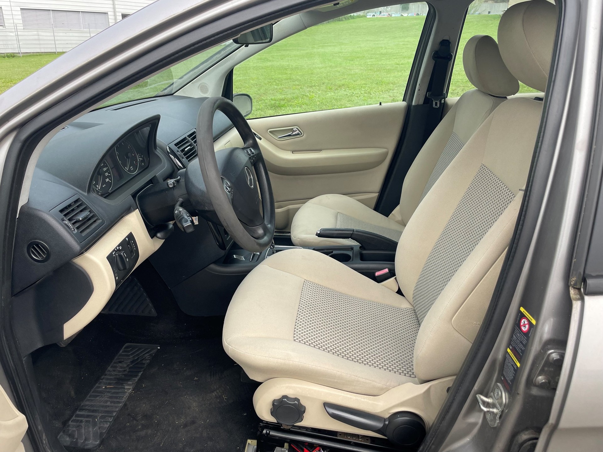 MERCEDES-BENZ A 170 Avantgarde-image-6