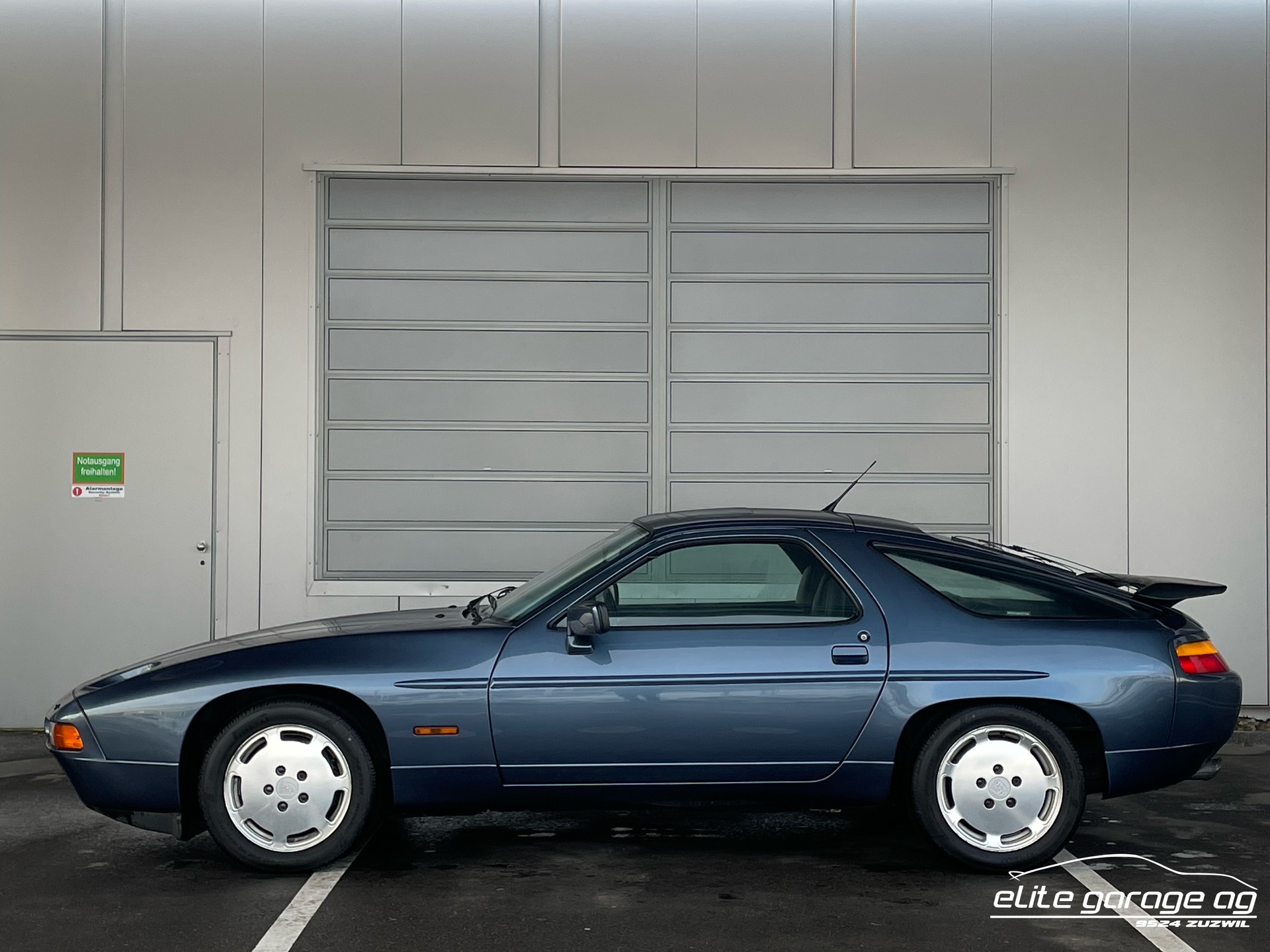 PORSCHE 928 S4-image-1