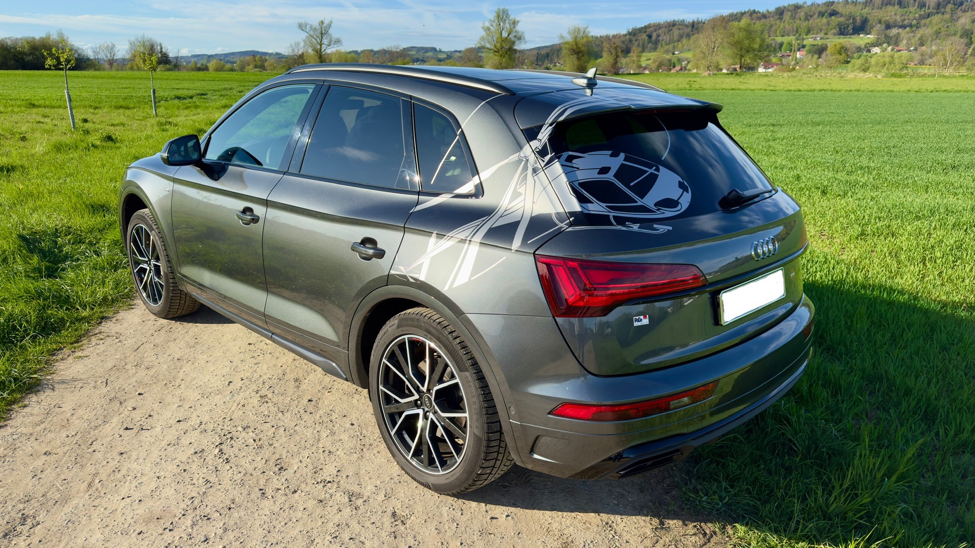 AUDI Q5 40 TDI Black Edition quattro S-tronic-image-4