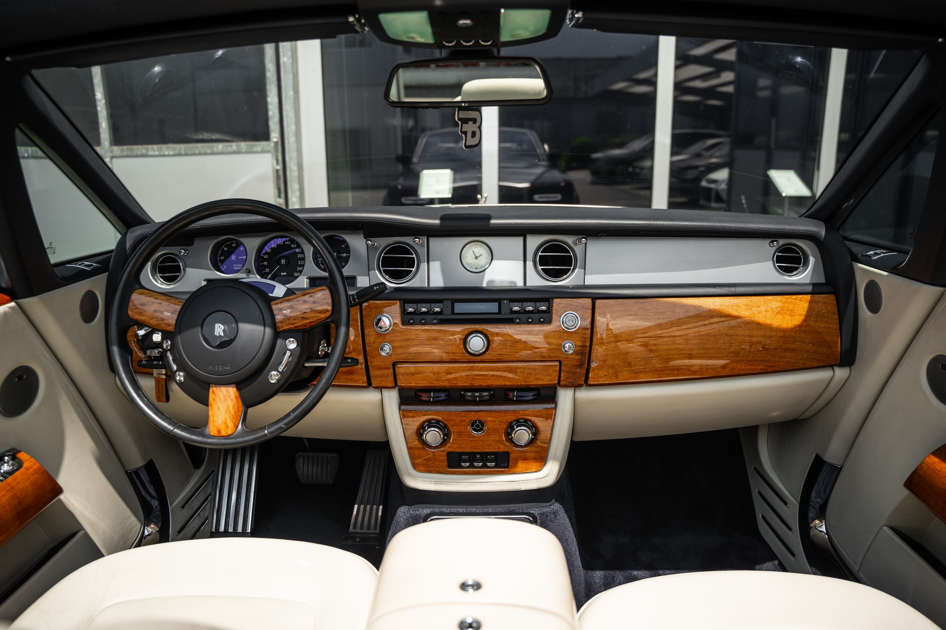 ROLLS-ROYCE Phantom 6.7 V12 Drophead-image-11
