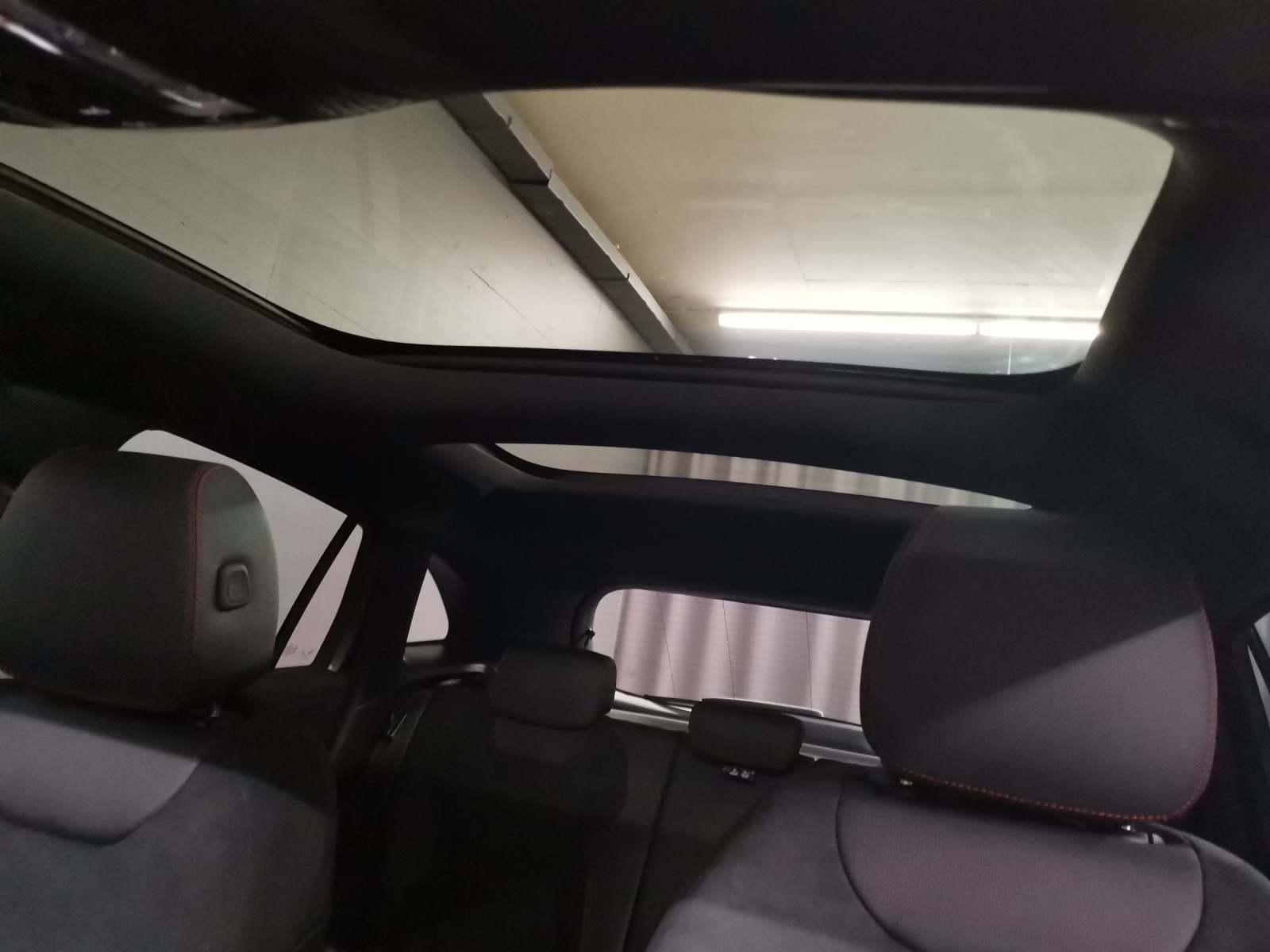 MERCEDES-BENZ GLA 220 d AMG Line 4Matic Swiss Star-image-15