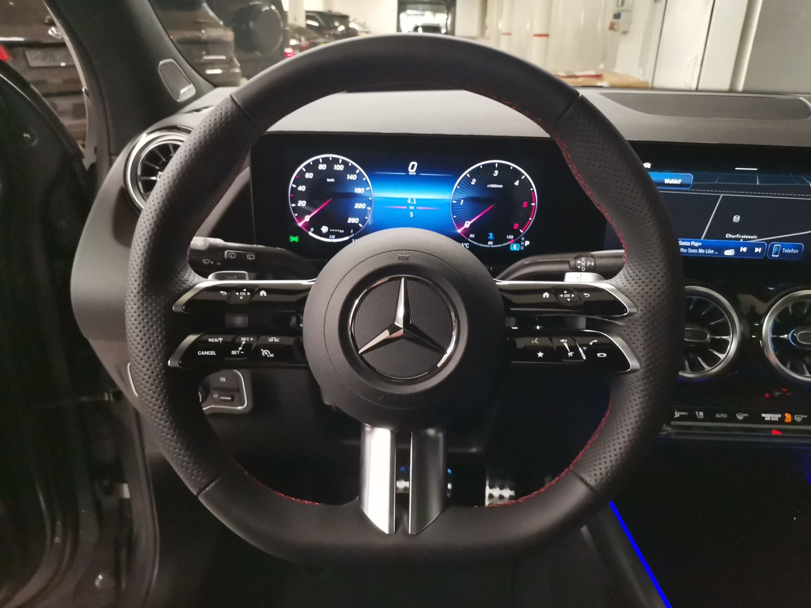 MERCEDES-BENZ GLA 220 d AMG Line 4Matic Swiss Star-image-12