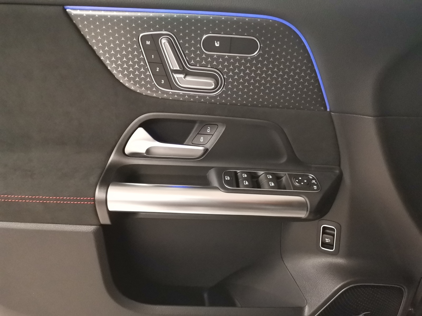 MERCEDES-BENZ GLA 220 d AMG Line 4Matic Swiss Star-image-13