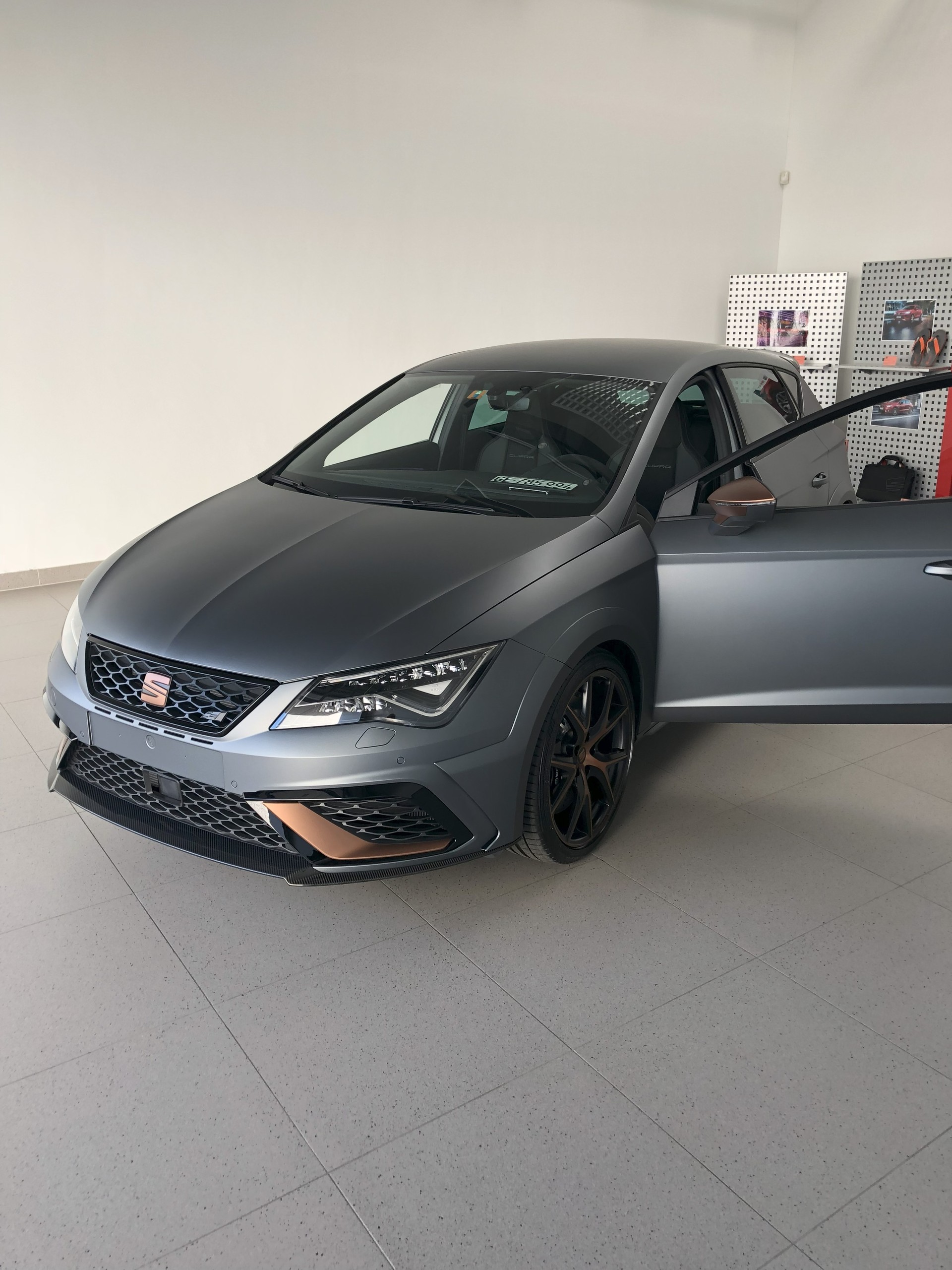 SEAT Leon 2.0 TSI Cupra 300 DSG-image-4