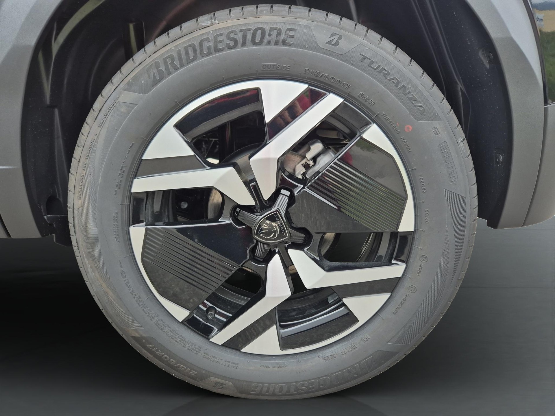 PEUGEOT 2008 1.2 Hybrid Allure Premium-image-18
