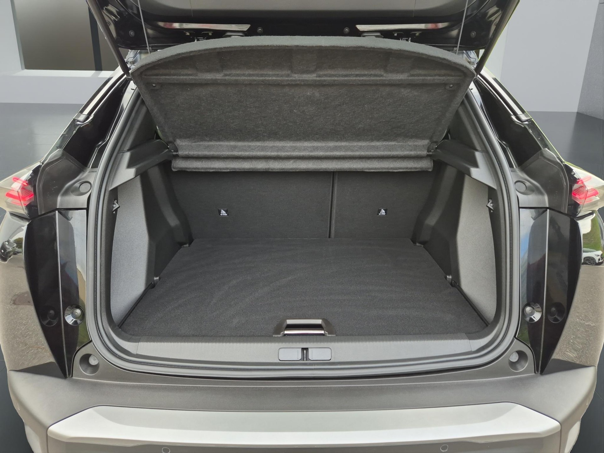 PEUGEOT 2008 1.2 Hybrid Allure Premium-image-17