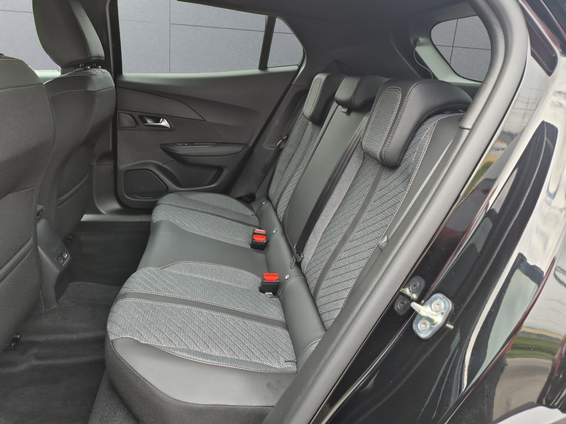 PEUGEOT 2008 1.2 Hybrid Allure Premium-image-11