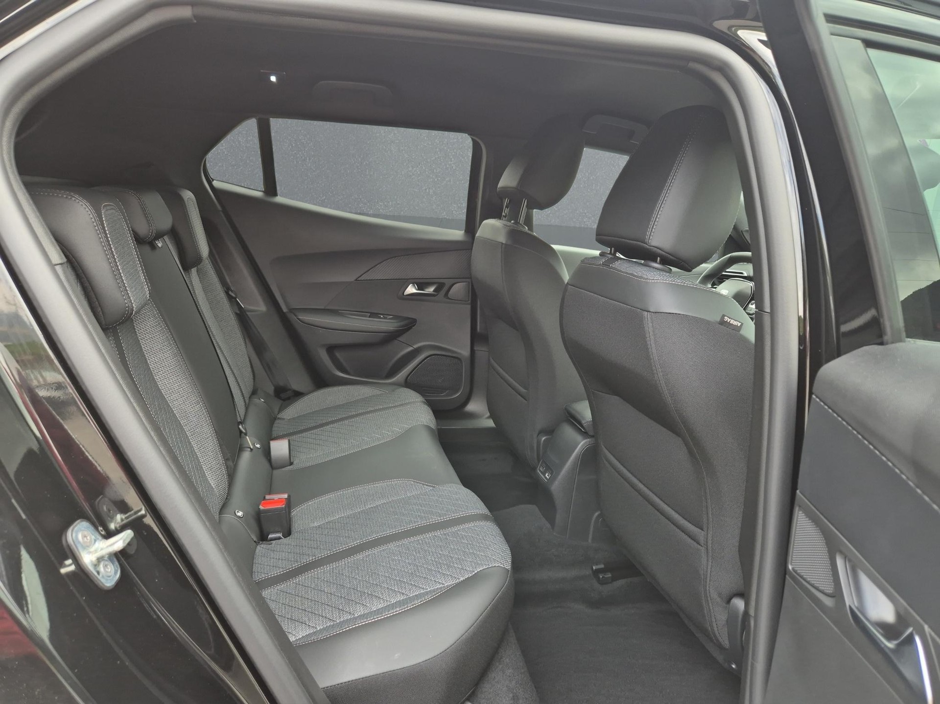PEUGEOT 2008 1.2 Hybrid Allure Premium-image-16