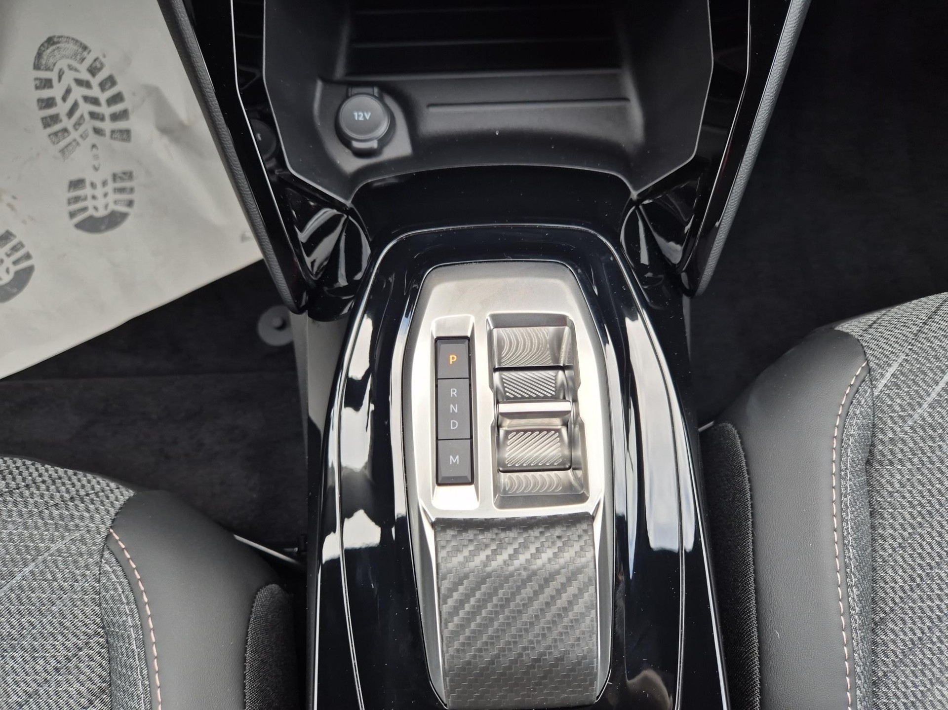 PEUGEOT 2008 1.2 Hybrid Allure Premium-image-13