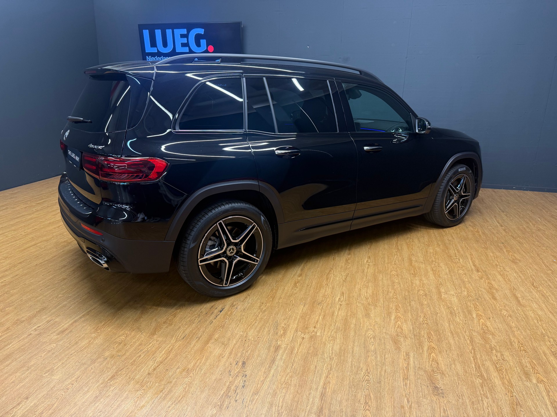 MERCEDES-BENZ GLB 220 d 4M - AMG / DISTRONIC / 360 Grad Kamera / Head-Up Display-image-7