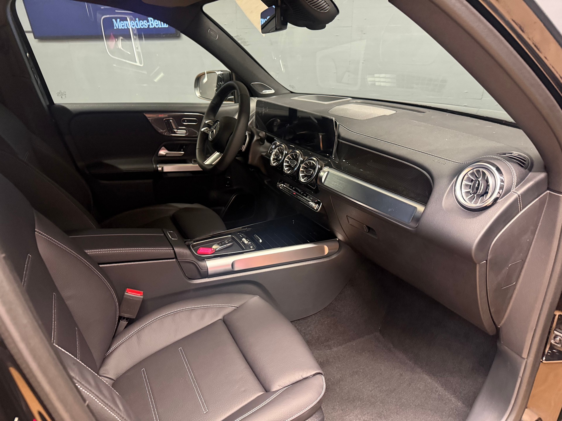 MERCEDES-BENZ GLB 220 d 4M - AMG / DISTRONIC / 360 Grad Kamera / Head-Up Display-image-13