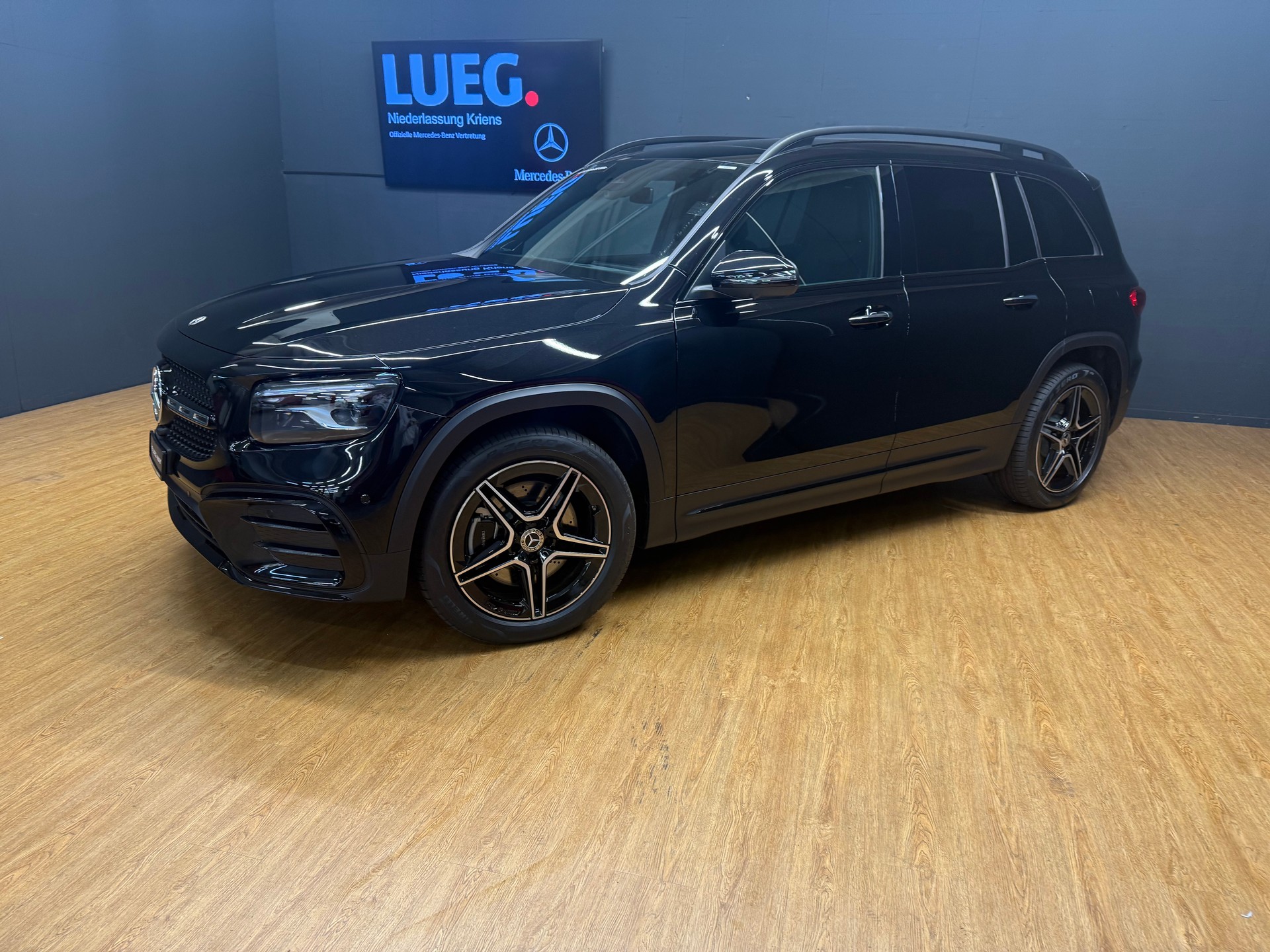 MERCEDES-BENZ GLB 220 d 4M - AMG / DISTRONIC / 360 Grad Kamera / Head-Up Display-image-1
