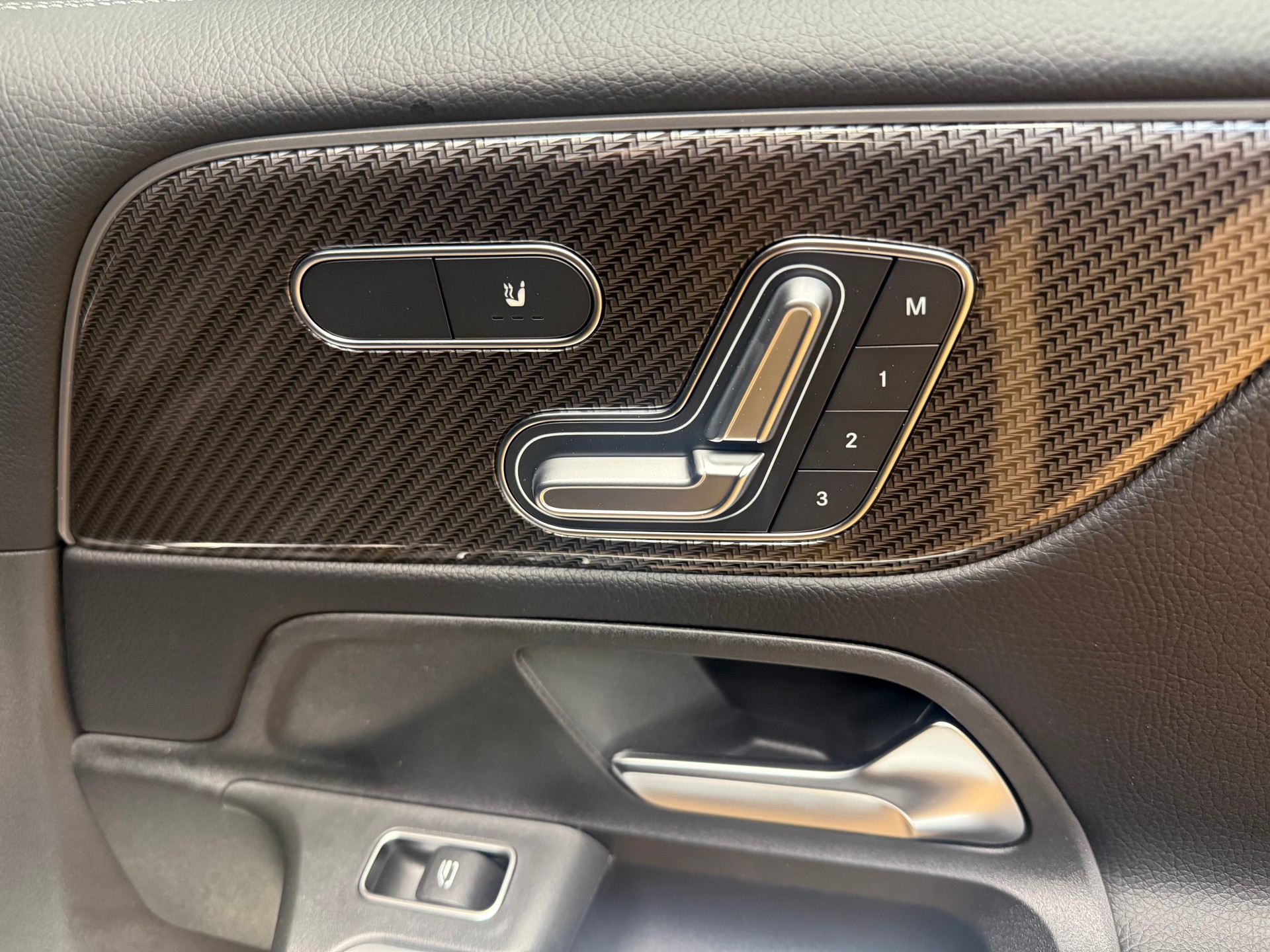 MERCEDES-BENZ GLB 220 d 4M - AMG / DISTRONIC / 360 Grad Kamera / Head-Up Display-image-11